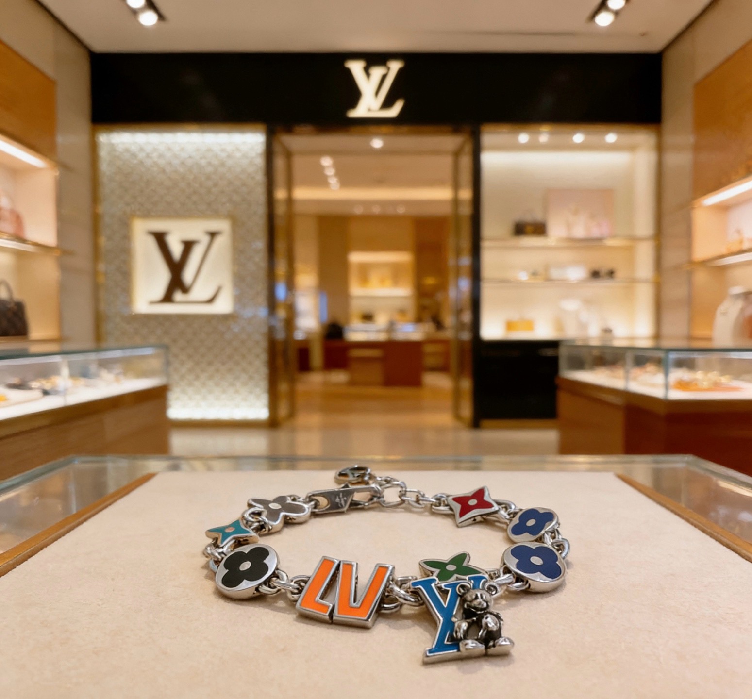 NO:858173,High-quality Louis Vuitton LV bracelet original item counter new open mold retro trendy fashion must-have. Can be worn by both men and women. The same style for couples. Rock punk Thai silver style. Retro elements. Trendy and versatile. The same necklace on the official website. The latest chain has a higher grade. Celebrity classic bracelet. Cuban chain series. Retro silver bracelet. The length of the chain is 22cm.  Very easy to match with trendy clothes, fine jewelry, louis vuitton, louis vuitton, necklace, bracelet19860909高品质路易威登LV手链原单货专柜新款开模复古潮流时尚必备 男女均可佩戴 情侣款同款 摇滚朋克泰银风格 复古元素 潮流百搭 官网同款项链最新款链条档次更高明星经典款手链古巴链系列复古银手链 链长码数22cm20cm18cm可改长度 细节对版做旧处理 非市面亮面版型 这款一直在出 LV里面热卖款 非常好搭配潮流衣服,饰品精品,louis vuitton,louis vuitton,necklace,bracelet,Jewelry