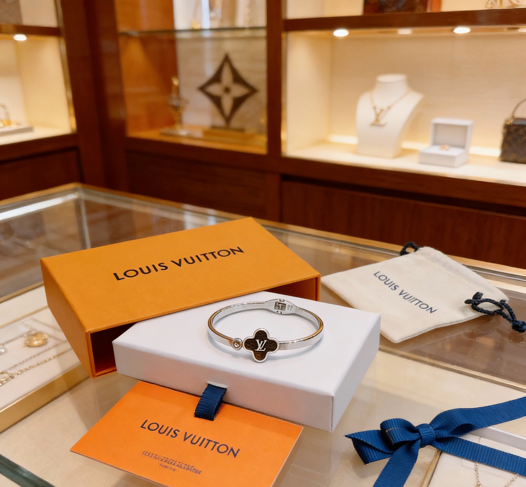 NO:858221,LV bracelet bracelet, new model, trendy and fashionable must-have, can be worn by both men and women, same style for couples, trendy and versatile, same style as the official website, latest style, jewelry boutique, louis vuitton, bracelet, bracelet19860909LV手链手镯 新款开模潮流时尚必备 男女均可佩戴 情侣款同款 潮流百搭 官网同款最新款,饰品精品,louis vuitton,bracelet,bracelet,Jewelry