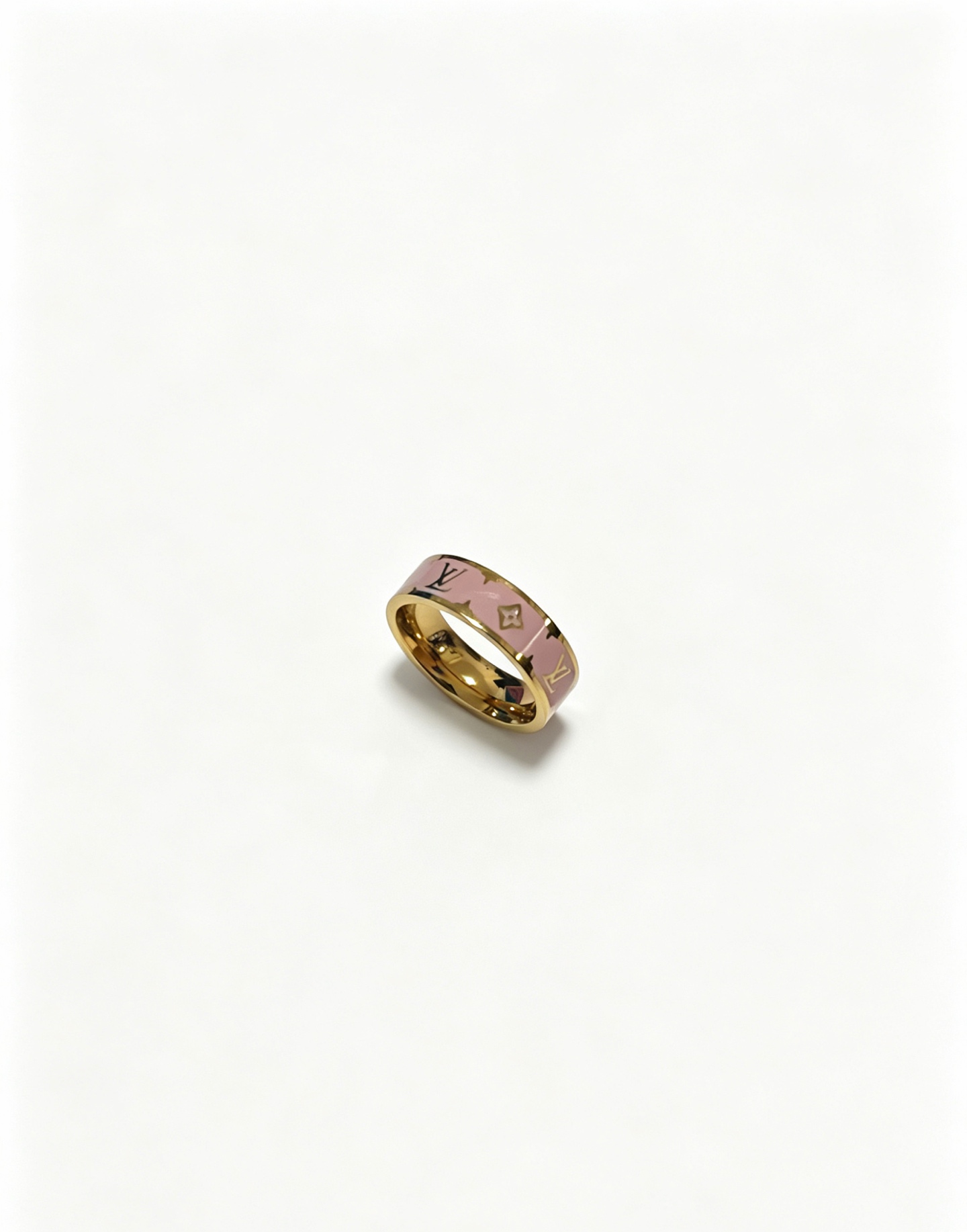 NO:858234,High-quality Louis Vuitton LV ring original item counter new open mold retro trendy fashion must-have. Can be worn by both men and women. The same style for couples. Rock punk Thai silver style. Retro elements. Trendy and versatile. The latest model of the same necklace on the official website is higher grade. Celebrity classic series retro silver ring. Code number 6 7 8 9 10 11. Details are distressed. Non-market glossy version. This has been out. The best-selling model in LV. Very good match with trendy clothes, high-quality jewelry, Louis  vuitton,louis vuitton,necklace,ring19860909高品质路易威登LV戒指原单货专柜新款开模复古潮流时尚必备 男女均可佩戴 情侣款同款 摇滚朋克泰银风格 复古元素 潮流百搭 官网同款项链最新款档次更高明星经典款系列复古银戒指 码数6 7 8 9 10 11 细节对版做旧处理 非市面亮面版型 这款一直在出 LV里面热卖款 非常好搭配潮流衣服,饰品精品,louis vuitton,louis vuitton,necklace,ring,Jewelry