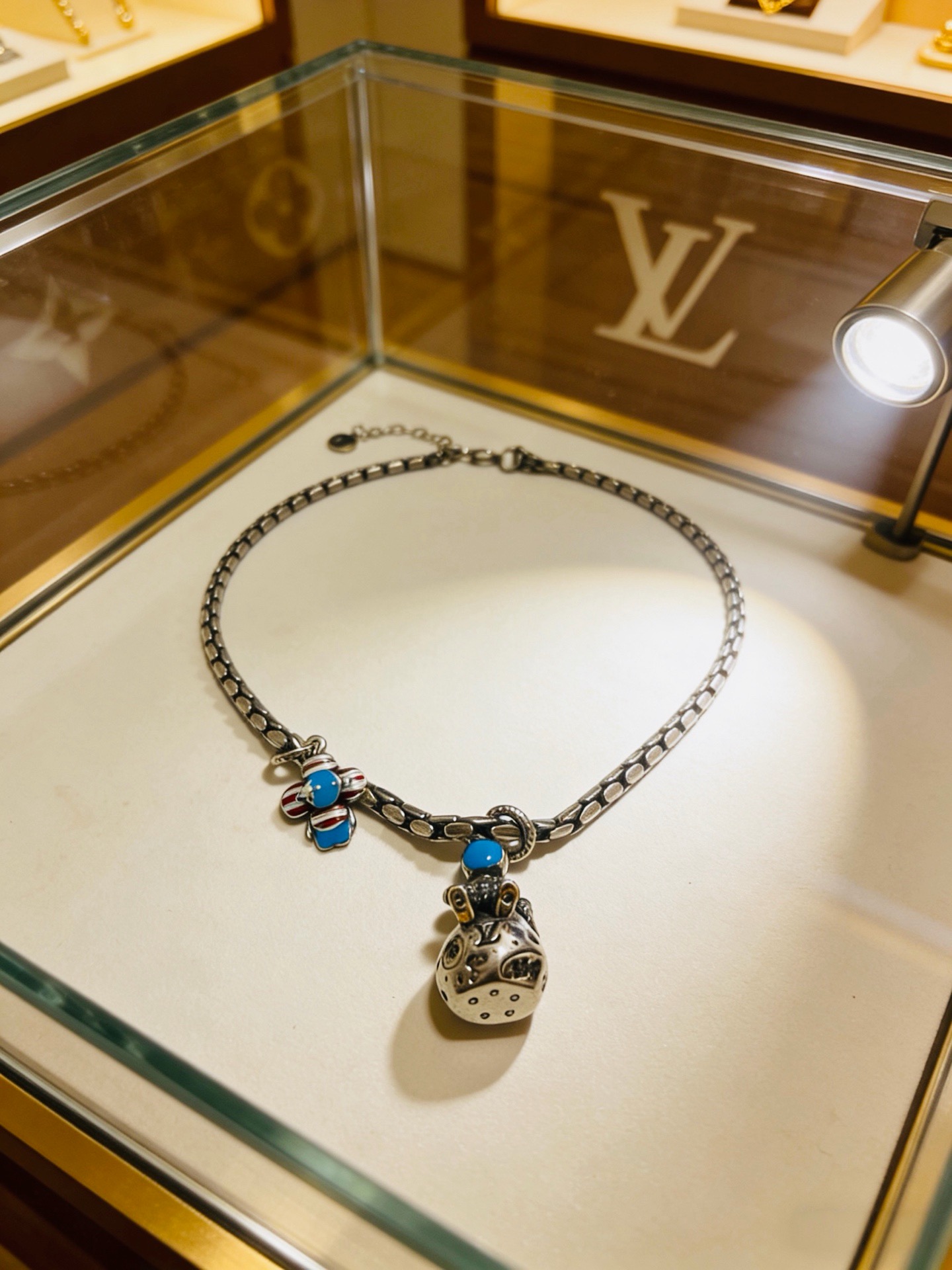 NO:858246,LV Louis Vuitton necklace original single goods counter new open mold retro trendy fashion must-have. Can be worn by both men and women. The same style for couples. Rock punk Thai silver style. Retro elements. Trendy and versatile. The same necklace from the official website. The latest chain has a higher grade. Star classic necklace series retro silver necklace. The chain length is 60 cm and the length can be changed. The details are distressed. Non-market glossy version. This model has been on the market. This is a hot-selling model in LV. It goes well with trendy clothes, jewelry boutiques, louis vuitton, louis  vuitton,necklace19860909LV路易威登项链原单货专柜新款开模复古潮流时尚必备 男女均可佩戴 情侣款同款 摇滚朋克泰银风格 复古元素 潮流百搭 官网同款项链最新款链条档次更高明星经典款项链系列复古银项链 链长60厘米可改长度 细节对版做旧处理 非市面亮面版型 这款一直在出 LV里面热卖款 非常好搭配潮流衣服,饰品精品,louis vuitton,louis vuitton,necklace,Jewelry