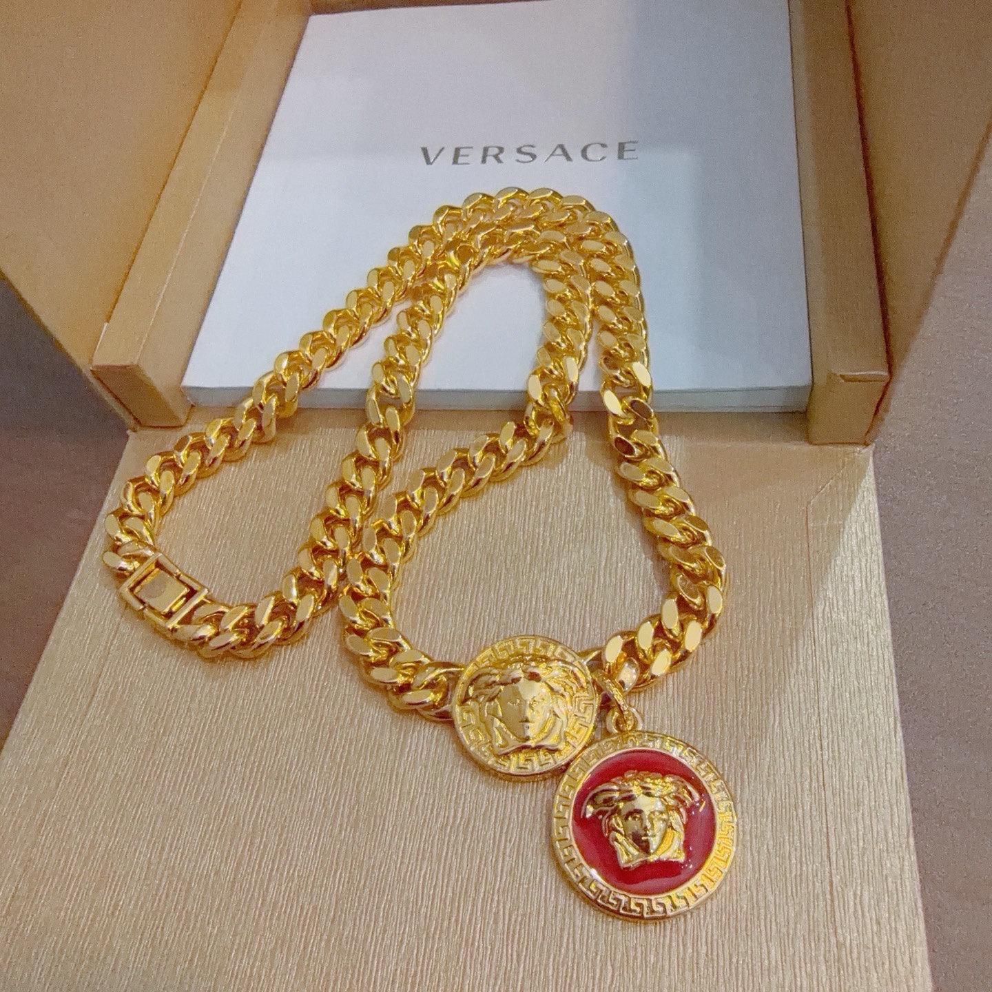 NO:858256,High-quality Versace necklace Medusa avatar original single goods counter new open mold retro trendy fashion must-have. Can be worn by both men and women. Same style for couples. Rock punk Thai silver style. Retro elements. Trendy and versatile. The same necklace from the official website. The latest chain has a higher grade. Star classic necklace series retro silver necklace. The chain length is 55 cm. The length can be changed. The details are distressed. Non-market glossy version. This one has been released. The best-selling model in Versace.  Very easy to match with trendy clothes, fine jewelry, versace, necklace19860909高品质范思哲项链美杜莎头像原单货专柜新款开模复古潮流时尚必备 男女均可佩戴 情侣款同款 摇滚朋克泰银风格 复古元素 潮流百搭 官网同款项链最新款链条档次更高明星经典款项链系列复古银项链 链长55厘米可改长度 细节对版做旧处理 非市面亮面版型 这款一直在出 范思哲里面热卖款 非常好搭配潮流衣服,饰品精品,versace,necklace,Jewelry
