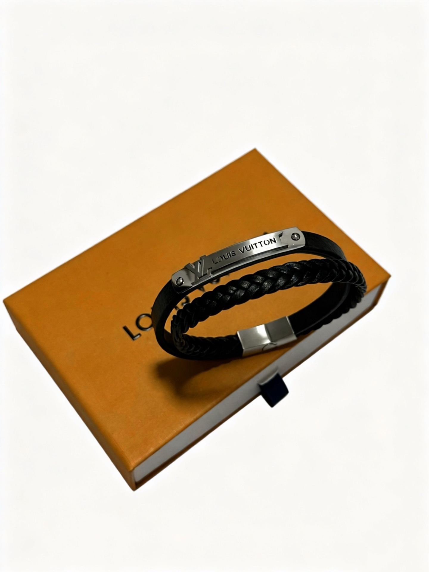 NO:858297,High-quality LV Louis Vuitton cowhide bracelet original single goods counter new open mold retro trendy fashion must-have. Can be worn by both men and women. The same style for couples. Rock punk Thai silver style. Retro elements blue low-key luxury. Trendy and versatile. The same bracelet on the official website. The latest chain has a higher grade. The star classic bracelet series is retro. The details are distressed. Not available in the market. Glossy version. This has been out. The best-selling model in LV. Very good match with trendy clothes, jewelry boutique, louis vuitton, louis  vuitton,bracelet,bracelet,cowhide19860909高品质LV路易威登牛皮手绳手链原单货专柜新款开模复古潮流时尚必备 男女均可佩戴 情侣款同款 摇滚朋克泰银风格 复古元素蓝色低调奢华 潮流百搭 官网同款手镯最新款链条档次更高明星经典款手绳系列复古 细节对版做旧处理 非市面亮面版型  这款一直在出 LV里面热卖款 非常好搭配潮流衣服,饰品精品,louis vuitton,louis vuitton,bracelet,bracelet,cowhide,Jewelry
