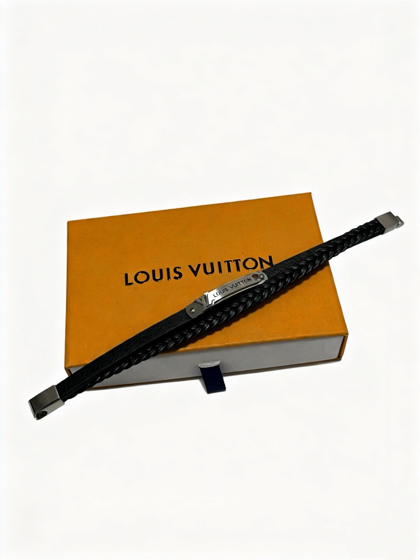 高品质LV路易威登牛皮手绳手链🇷🇼原单货🇷🇼专柜新款开模复古潮流时尚必备 男女均可佩戴 情侣款同款 摇滚