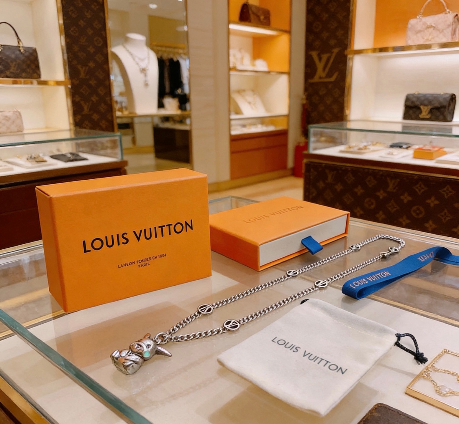 NO:858371,LV Louis Vuitton necklace original single goods counter new open mold retro trendy fashion must-have. Can be worn by both men and women. The same style for couples. Rock punk Thai silver style. Retro elements. Trendy and versatile. The same necklace from the official website. The latest chain has a higher grade. Star classic necklace series retro silver necklace. The chain length is 60 cm and the length can be changed. The details are distressed. Non-market glossy version. This model has been on the market. This is a hot-selling model in LV. It goes well with trendy clothes, jewelry boutiques, louis vuitton, louis  vuitton,necklace19860909LV路易威登项链原单货专柜新款开模复古潮流时尚必备 男女均可佩戴 情侣款同款 摇滚朋克泰银风格 复古元素 潮流百搭 官网同款项链最新款链条档次更高明星经典款项链系列复古银项链 链长60厘米可改长度 细节对版做旧处理 非市面亮面版型 这款一直在出 LV里面热卖款 非常好搭配潮流衣服,饰品精品,louis vuitton,louis vuitton,necklace,Jewelry
