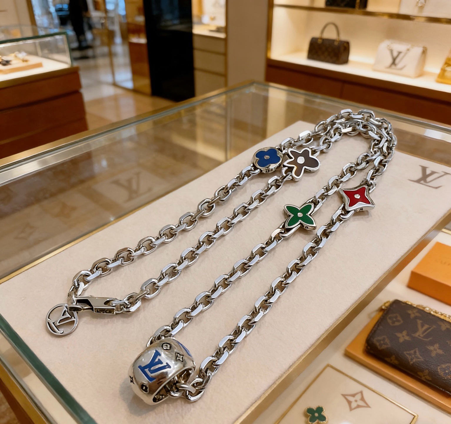 NO:858384,Louis Vuitton LV necklace original single goods counter new open mold retro trendy fashion must-have. Can be worn by both men and women. The same style for couples. Rock punk Thai silver style. Retro elements. Trendy and versatile. The latest chain of the same necklace on the official website is higher grade. Star classic necklace series retro silver necklace. The chain length is 60 cm and the length can be changed. The details are distressed. Non-market glossy version. This has been on the market. This is a hot-selling model in LV. It goes well with trendy clothes, jewelry boutiques, louis vuitton, louis  vuitton,necklace19860909路易威登 LV项链原单货专柜新款开模复古潮流时尚必备 男女均可佩戴 情侣款同款 摇滚朋克泰银风格 复古元素 潮流百搭 官网同款项链最新款链条档次更高明星经典款项链系列复古银项链 链长60厘米可改长度 细节对版做旧处理 非市面亮面版型 这款一直在出 LV里面热卖款 非常好搭配潮流衣服,饰品精品,louis vuitton,louis vuitton,necklace,Jewelry