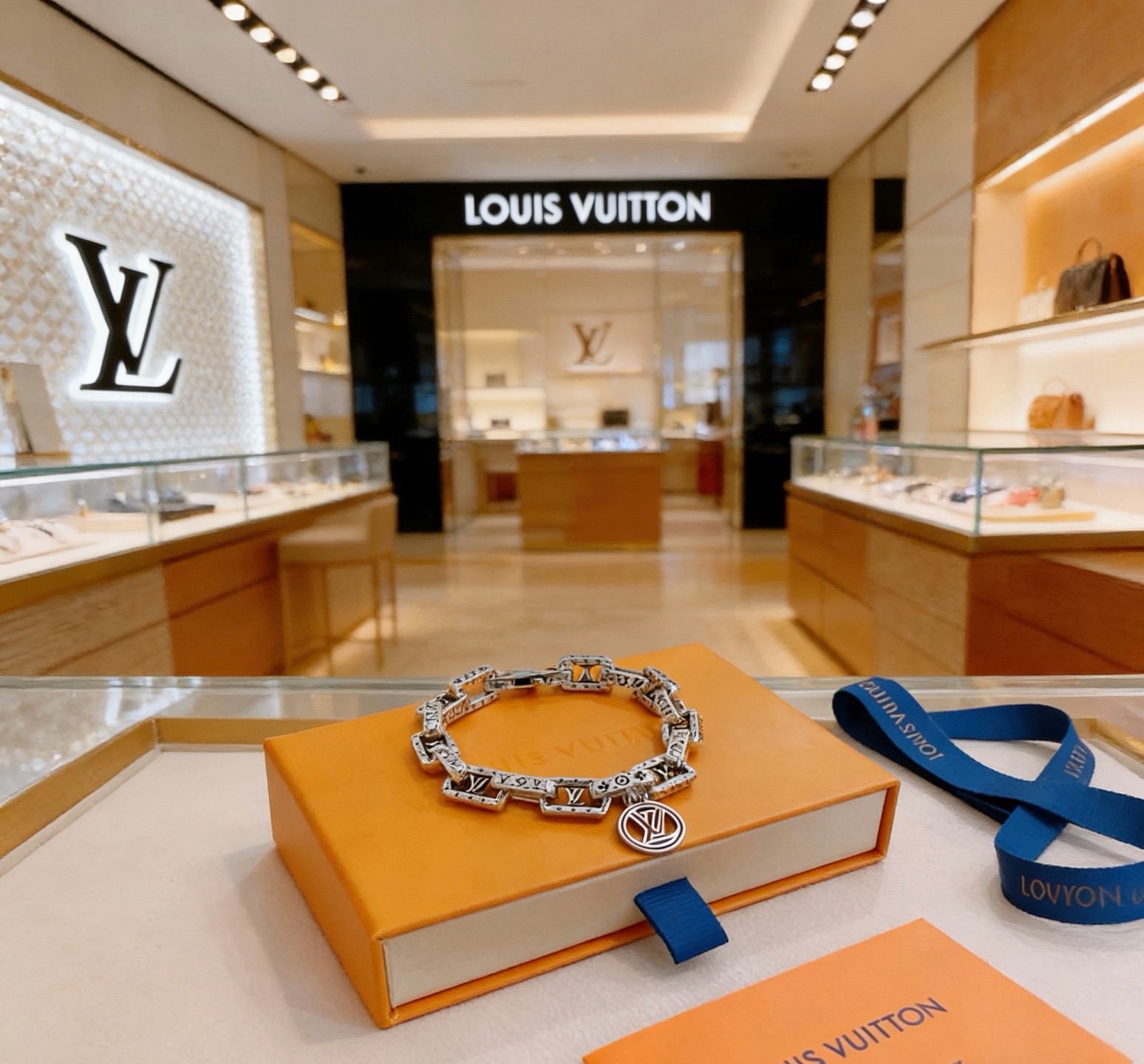 NO:858397,High-quality Louis Vuitton LV bracelet original item counter new open mold retro trendy fashion must-have. Can be worn by both men and women. The same style for couples. Rock punk Thai silver style. Retro elements. Trendy and versatile. The same necklace on the official website. The latest chain has a higher grade. Celebrity classic bracelet. Cuban chain series. Retro silver bracelet. The length of the chain is 22cm.  Very easy to match with trendy clothes, fine jewelry, louis vuitton, louis vuitton, necklace, bracelet19860909高品质路易威登LV手链原单货专柜新款开模复古潮流时尚必备 男女均可佩戴 情侣款同款 摇滚朋克泰银风格 复古元素 潮流百搭 官网同款项链最新款链条档次更高明星经典款手链古巴链系列复古银手链 链长码数22cm20cm18cm可改长度 细节对版做旧处理 非市面亮面版型 这款一直在出 LV里面热卖款 非常好搭配潮流衣服,饰品精品,louis vuitton,louis vuitton,necklace,bracelet,Jewelry