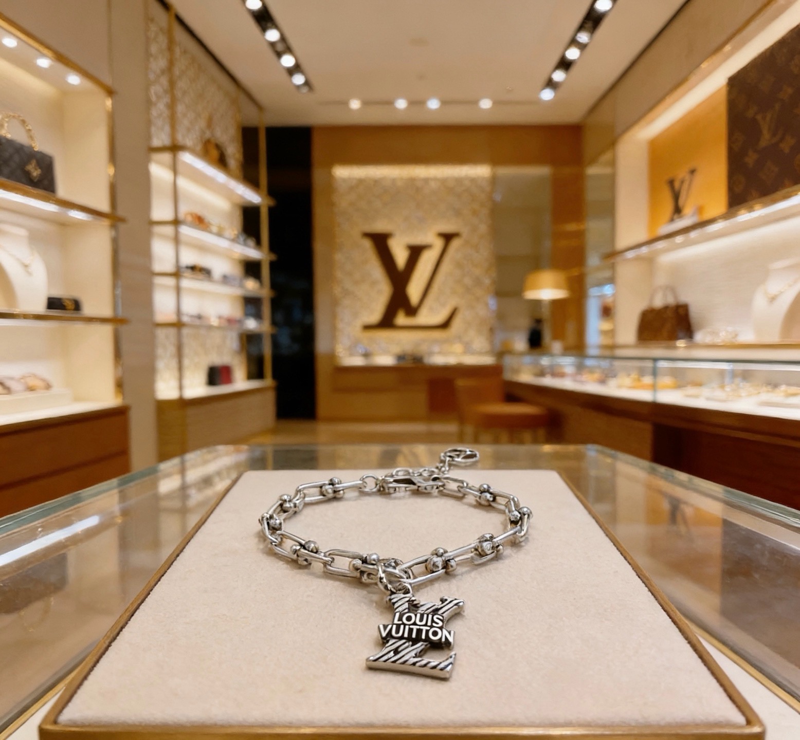 NO:858300,High-quality Louis Vuitton LV bracelet original item counter new open mold retro trendy fashion must-have. Can be worn by both men and women. The same style for couples. Rock punk Thai silver style. Retro elements. Trendy and versatile. The same necklace on the official website. The latest chain has a higher grade. Celebrity classic bracelet. Cuban chain series. Retro silver bracelet. The length of the chain is 22cm.  Very easy to match with trendy clothes, fine jewelry, louis vuitton, louis vuitton, necklace, bracelet19860909高品质路易威登LV手链原单货专柜新款开模复古潮流时尚必备 男女均可佩戴 情侣款同款 摇滚朋克泰银风格 复古元素 潮流百搭 官网同款项链最新款链条档次更高明星经典款手链古巴链系列复古银手链 链长码数22cm20cm18cm可改长度 细节对版做旧处理 非市面亮面版型 这款一直在出 LV里面热卖款 非常好搭配潮流衣服,饰品精品,louis vuitton,louis vuitton,necklace,bracelet,Jewelry