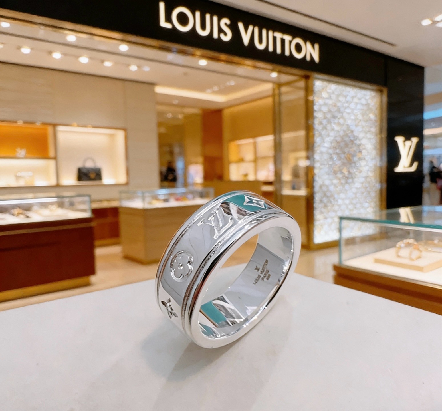 NO:858310,High-quality Louis Vuitton LV ring original item counter new open mold retro trendy fashion must-have. Can be worn by both men and women. The same style for couples. Rock punk Thai silver style. Retro elements. Trendy and versatile. The latest version of the same necklace on the official website is higher grade. Celebrity classic series retro silver ring. Number of codes: 7 8 9 10 11. Details are distressed. Not available in the market. Glossy version. This has been on the market. This is a hot-selling model in LV. It goes well with trendy clothes, high-quality jewelry, and Louis Vuitton.  vuitton,louis vuitton,necklace,ring19860909高品质路易威登LV戒指原单货专柜新款开模复古潮流时尚必备 男女均可佩戴 情侣款同款 摇滚朋克泰银风格 复古元素 潮流百搭 官网同款项链最新款档次更高明星经典款系列复古银戒指 码数7 8 9 10 11 细节对版做旧处理 非市面亮面版型 这款一直在出 LV里面热卖款 非常好搭配潮流衣服,饰品精品,louis vuitton,louis vuitton,necklace,ring,Jewelry