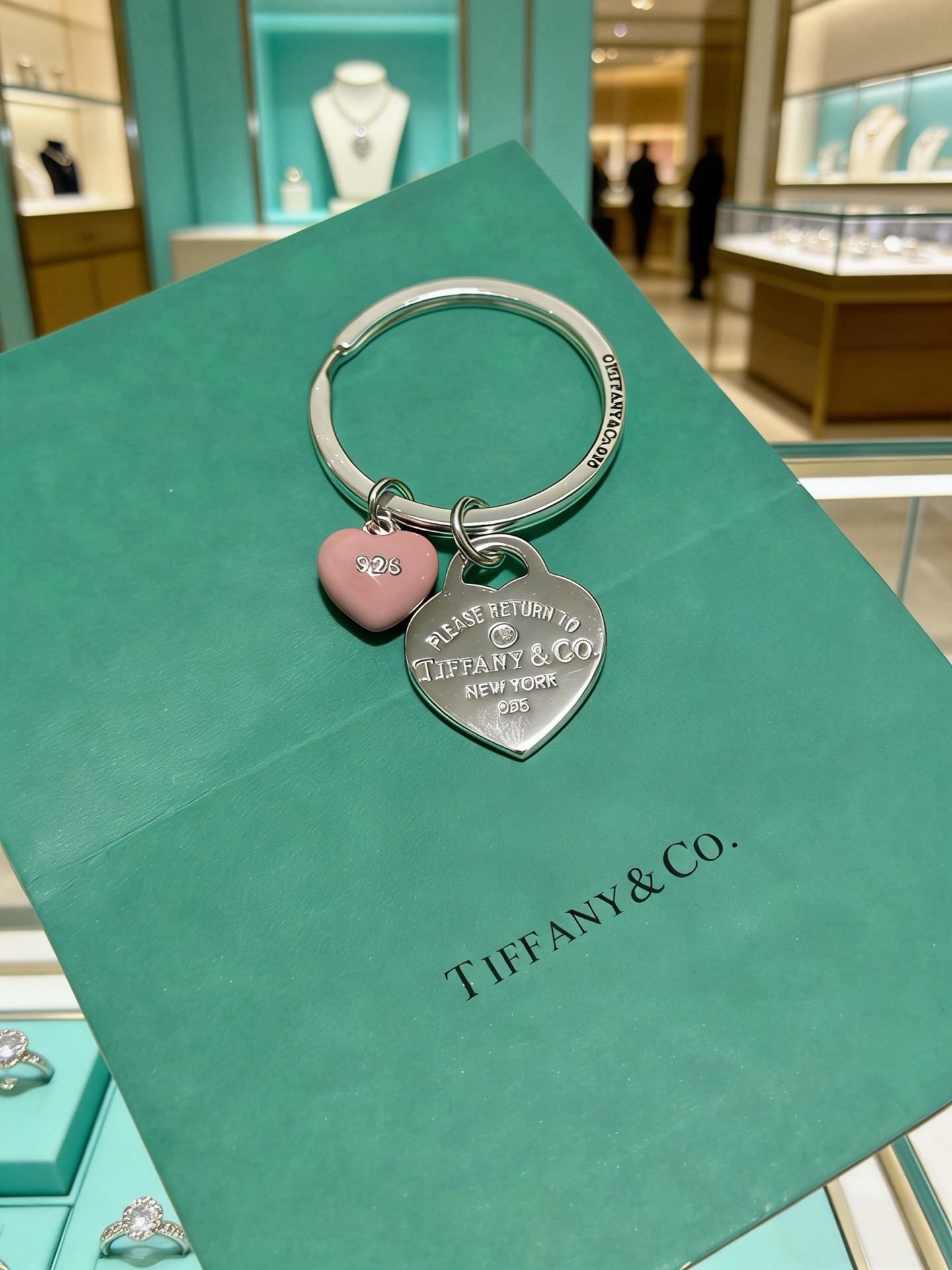NO:859474,New product release Tiffany keychain bag buckle The latest bag charms are of a higher grade Stars are the same series Classic design concept keychain series This has been out The best-selling model in Tiffany and Co. Very good match with trendy backpacks, jewelry boutiques, tiffany, backpacks, keychain19860909新品发布蒂芙尼钥匙扣 包包扣 最新款包包挂饰档次更高明星同款系列经典款设计理念钥匙扣系列 这款一直在出 蒂芙尼里面热卖款 非常好搭配潮流背包,饰品精品,tiffany,backpacks,keychain,Jewelry