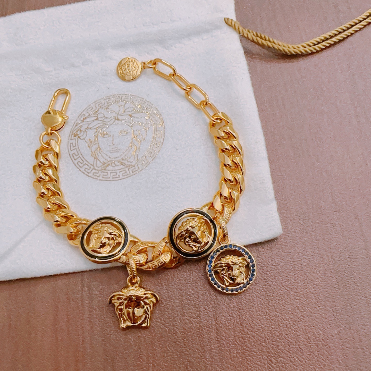 NO:859428,High-quality Versace bracelet Medusa avatar original single goods counter new open mold retro trendy fashion must-have. Can be worn by both men and women. The same style for couples. Rock punk Thai silver style. Retro elements. Trendy and versatile. The same bracelet on the official website. The latest chain has a higher grade. Celebrity classic necklace series retro silver bracelet. Code number: 22 20 18. Details are distressed. Non-market glossy version. This one has been on sale. The best-selling model in Versace.  Very easy to match with trendy clothes, fine jewelry, versace, necklace, bracelet19860909高品质范思哲手链美杜莎头像原单货专柜新款开模复古潮流时尚必备 男女均可佩戴 情侣款同款 摇滚朋克泰银风格 复古元素 潮流百搭 官网同款手链最新款链条档次更高明星经典款项链系列复古银手链 码数22 20 18 细节对版做旧处理 非市面亮面版型 这款一直在出 范思哲里面热卖款 非常好搭配潮流衣服,饰品精品,versace,necklace,bracelet,Jewelry