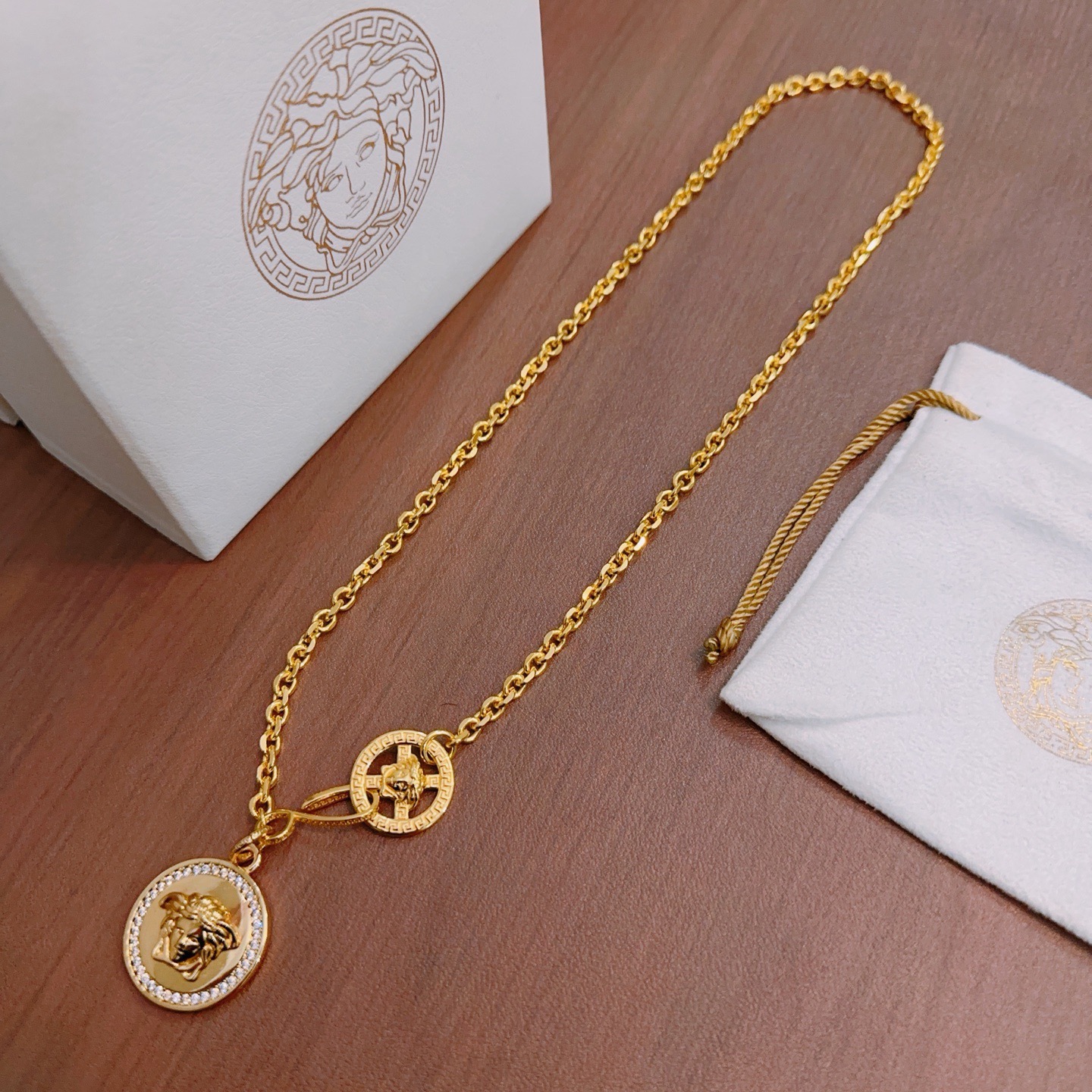 NO:859438,High-quality Versace necklace Medusa avatar original single goods counter new open mold retro trendy fashion must-have. Can be worn by both men and women. Same style for couples. Rock punk Thai silver style. Retro elements. Trendy and versatile. The same necklace from the official website. The latest chain has a higher grade. Celebrity classic necklace series retro silver necklace. The chain length is 60 cm. The length can be changed. The details are distressed. Non-market glossy version. This one has been released. The best-selling model in Versace.  Very easy to match with trendy clothes, fine jewelry, versace, necklace19860909高品质范思哲项链美杜莎头像原单货专柜新款开模复古潮流时尚必备 男女均可佩戴 情侣款同款 摇滚朋克泰银风格 复古元素 潮流百搭 官网同款项链最新款链条档次更高明星经典款项链系列复古银项链 链长60厘米可改长度 细节对版做旧处理 非市面亮面版型 这款一直在出 范思哲里面热卖款 非常好搭配潮流衣服,饰品精品,versace,necklace,Jewelry
