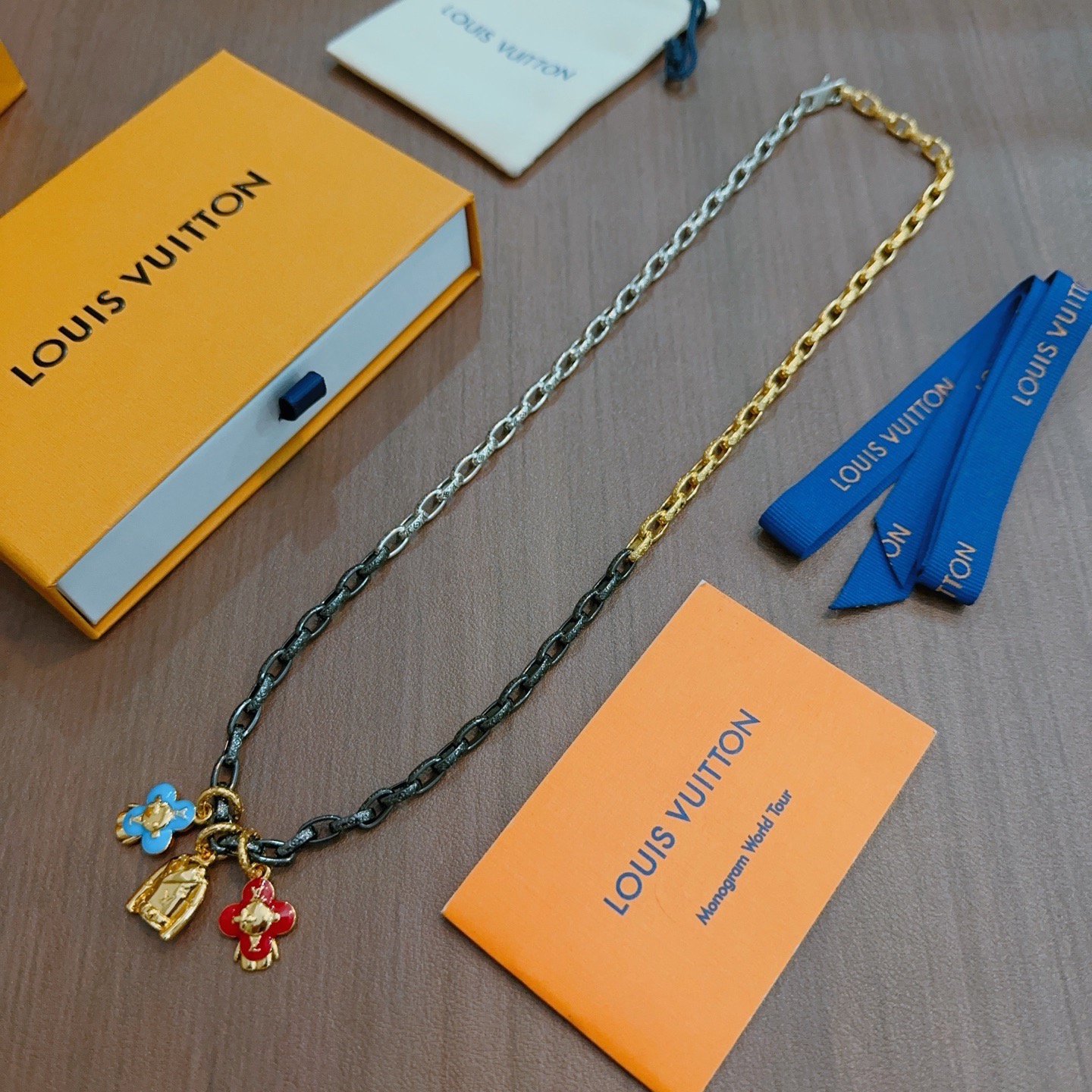 NO:859447,Louis Vuitton LV necklace original single goods counter new open mold retro trendy fashion must-have. Can be worn by both men and women. The same style for couples. Rock punk Thai silver style. Retro elements. Trendy and versatile. The latest chain of the same necklace on the official website is higher grade. Star classic necklace series retro silver necklace. The chain length is 60 cm and the length can be changed. The details are distressed. Non-market glossy version. This has been on the market. This is a hot-selling model in LV. It goes well with trendy clothes, jewelry boutiques, louis vuitton, louis  vuitton,necklace19860909路易威登 LV项链原单货专柜新款开模复古潮流时尚必备 男女均可佩戴 情侣款同款 摇滚朋克泰银风格 复古元素 潮流百搭 官网同款项链最新款链条档次更高明星经典款项链系列复古银项链 链长60厘米可改长度 细节对版做旧处理 非市面亮面版型 这款一直在出 LV里面热卖款 非常好搭配潮流衣服,饰品精品,louis vuitton,louis vuitton,necklace,Jewelry