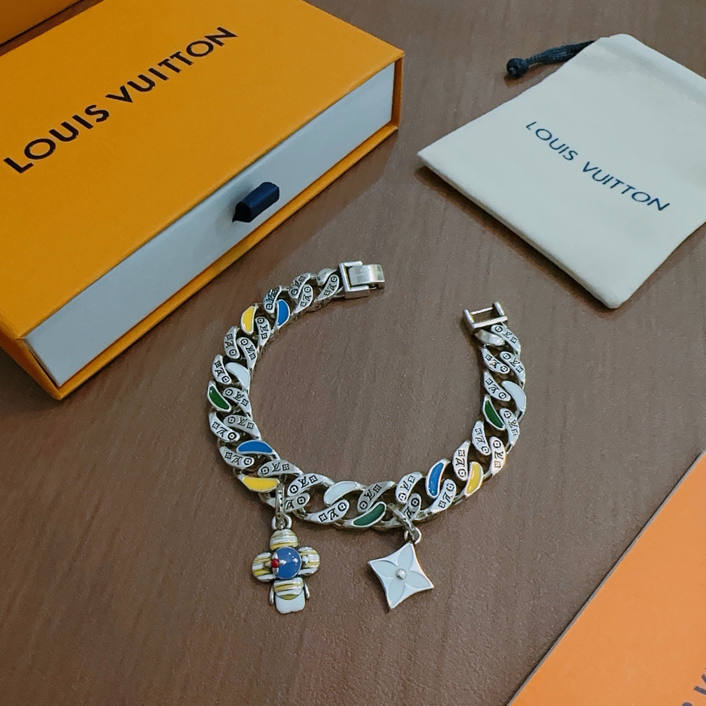 NO:859456,High-quality Louis Vuitton LV bracelet original item counter new open mold retro trendy fashion must-have. Can be worn by both men and women. The same style for couples. Rock punk Thai silver style. Retro elements. Trendy and versatile. The same necklace on the official website. The latest chain has a higher grade. Celebrity classic bracelet. Cuban chain series. Retro silver bracelet. The length of the chain is 22cm.  Very easy to match with trendy clothes, fine jewelry, louis vuitton, louis vuitton, necklace, bracelet19860909高品质路易威登LV手链原单货专柜新款开模复古潮流时尚必备 男女均可佩戴 情侣款同款 摇滚朋克泰银风格 复古元素 潮流百搭 官网同款项链最新款链条档次更高明星经典款手链古巴链系列复古银手链 链长码数22cm20cm18cm可改长度 细节对版做旧处理 非市面亮面版型 这款一直在出 LV里面热卖款 非常好搭配潮流衣服,饰品精品,louis vuitton,louis vuitton,necklace,bracelet,Jewelry