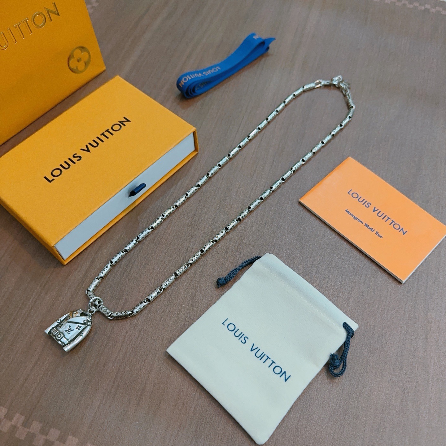 NO:859464,Louis Vuitton LV necklace original single goods counter new open mold retro trendy fashion must-have. Can be worn by both men and women. The same style for couples. Rock punk Thai silver style. Retro elements. Trendy and versatile. The same necklace from the official website. The latest chain has a higher grade. Star classic necklace series retro silver necklace. The chain length is 60 cm. The length can be changed. The details are distressed. Non-market glossy version. This model has been out of the market. This is a hot-selling model in LV. It goes well with trendy clothes, fine jewelry, louis vuitton, louis  vuitton,necklace19860909路易威登LV项链原单货专柜新款开模复古潮流时尚必备 男女均可佩戴 情侣款同款 摇滚朋克泰银风格 复古元素 潮流百搭 官网同款项链最新款链条档次更高明星经典款项链系列复古银项链 链长60厘米可改长度 细节对版做旧处理 非市面亮面版型 这款一直在出 LV里面热卖款 非常好搭配潮流衣服,饰品精品,louis vuitton,louis vuitton,necklace,Jewelry