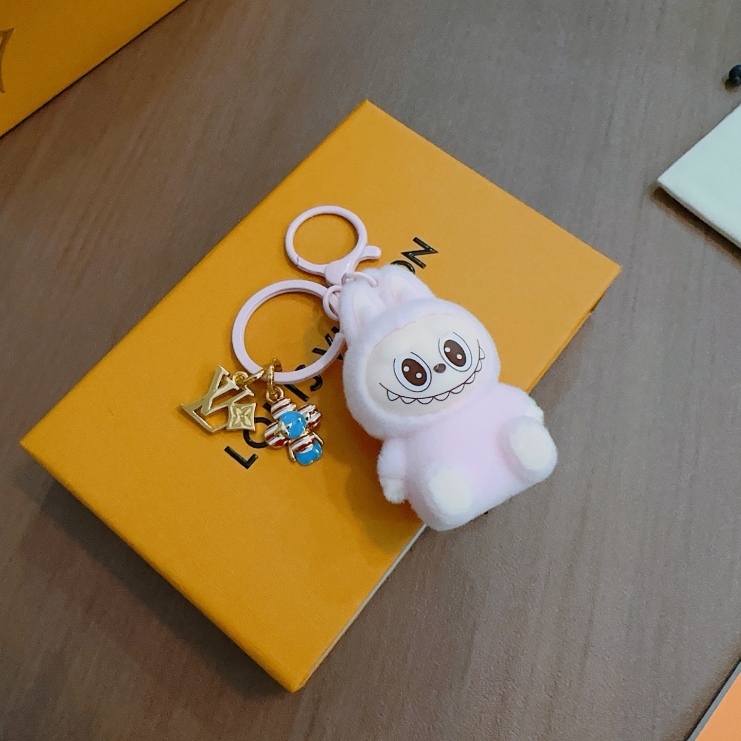 NO:859494,New Labbu LV co-branded keychain LV bag buckle The latest bag charms are of higher quality Stars have the same model Anger Forest series classic co-branded design concept keychain series The details are distressed and not available in the market Glossy version This has been on the market and is a best-selling model in LV Very good match with trendy backpacks, jewelry boutiques, louis vuitton, backpacks, keychain19860909新品拉布布LV联名钥匙扣 lv包包扣 最新款包包挂饰档次更高明星同款Anger Forest系列经典款联名设计理念钥匙扣系列 细节对版做旧处理 非市面亮面版型 这款一直在出 lv里面热卖款 非常好搭配潮流背包,饰品精品,louis vuitton,backpacks,keychain,Jewelry