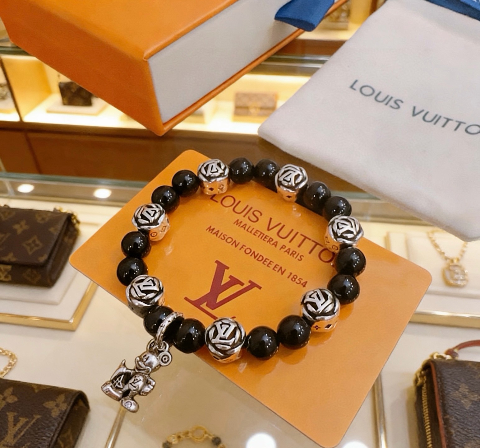NO:859583,Counter precision version LV Louis Vuitton multi-element agate Thai silver style bracelet. Same style as G-Dragon star. Retro old style. Original replica. Purely handmade ~ authentic open mold. Trendy and fashionable must-have. Can be worn by both men and women. Same style for couples. Rock punk Thai silver style. Retro elements. Trendy and versatile. Same style as the official website, boutique jewelry, louis vuitton, louis vuitton, bracelet19860909专柜精工版本 LV路易威登多元素玛瑙泰银风格手链 权志龙明星同款 复古做旧风 原版复刻 纯手工打造 ～正品开模潮流时尚必备 男女均可佩戴 情侣款同款 摇滚朋克泰银风格 复古元素 潮流百搭 官网同款,饰品精品,louis vuitton,louis vuitton,bracelet,Jewelry