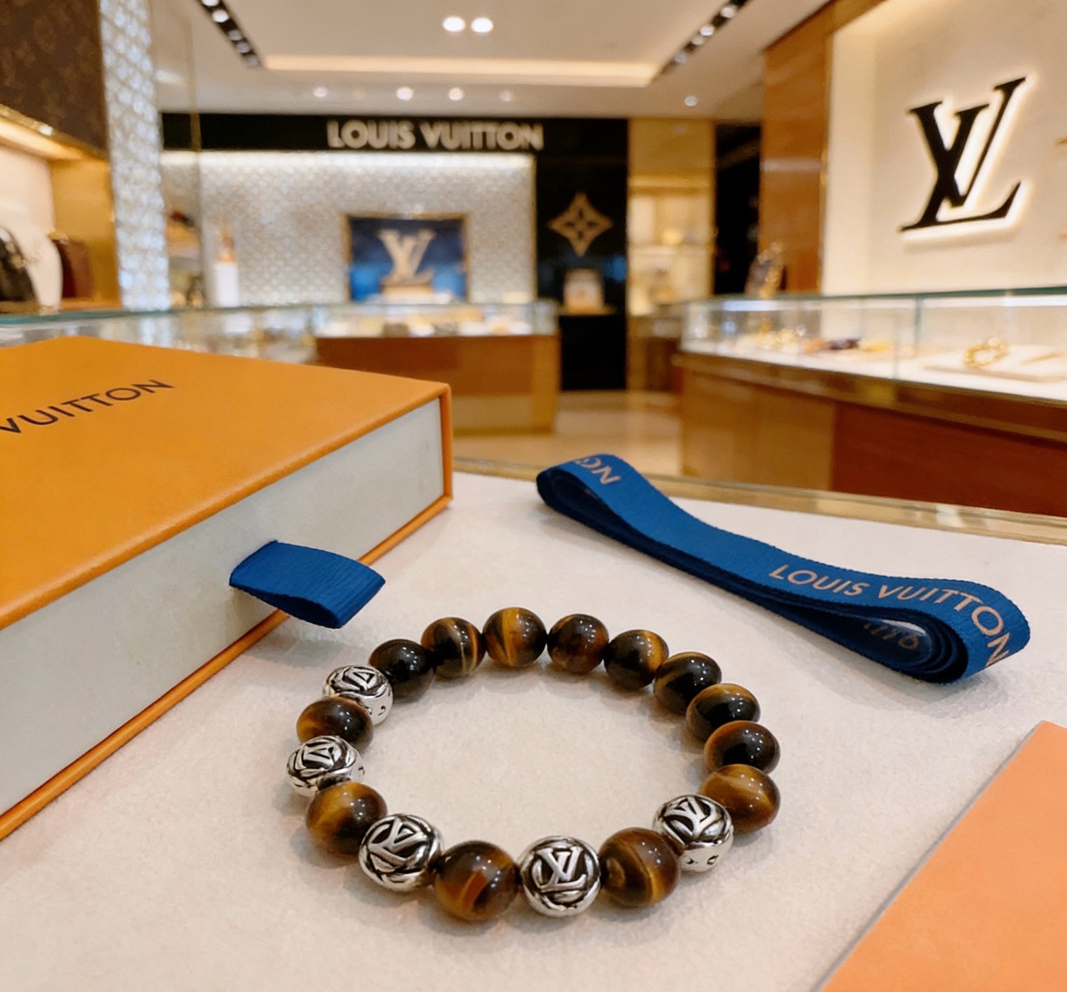 NO:859592,Counter precision version LV Louis Vuitton multi-element agate Thai silver style bracelet. Same style as G-Dragon star. Retro old style. Original replica. Purely handmade ~ authentic open mold. Trendy and fashionable must-have. Can be worn by both men and women. Same style for couples. Rock punk Thai silver style. Retro elements. Trendy and versatile. Same style as the official website, boutique jewelry, louis vuitton, louis vuitton, bracelet19860909专柜精工版本 LV路易威登多元素玛瑙泰银风格手链 权志龙明星同款 复古做旧风 原版复刻 纯手工打造 ～正品开模潮流时尚必备 男女均可佩戴 情侣款同款 摇滚朋克泰银风格 复古元素 潮流百搭 官网同款,饰品精品,louis vuitton,louis vuitton,bracelet,Jewelry