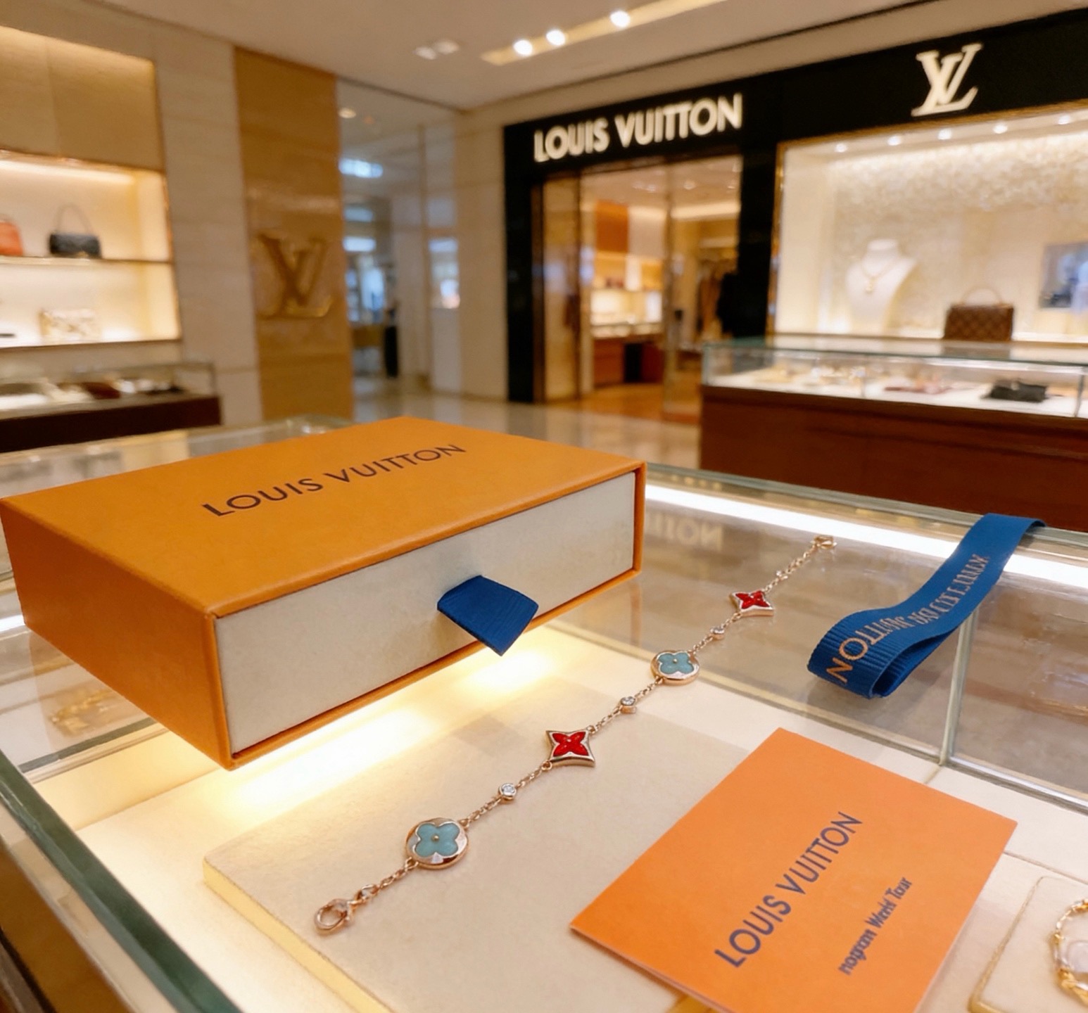 路易威登LV手链V金材质系列 品相完美，细节无敌，那种独特的色泽完全无可挑剔，再缀以经典指环外形设计，简