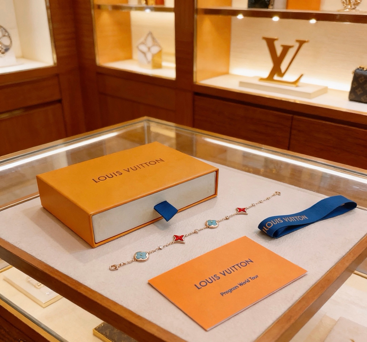 路易威登LV手链V金材质系列 品相完美，细节无敌，那种独特的色泽完全无可挑剔，再缀以经典指环外形设计，简