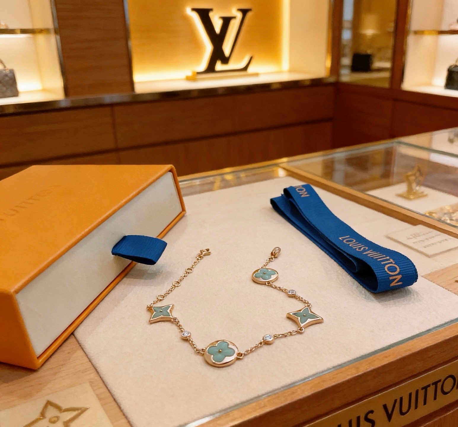 路易威登LV手链V金材质系列 品相完美，细节无敌，那种独特的色泽完全无可挑剔，再缀以经典指环外形设计，简
