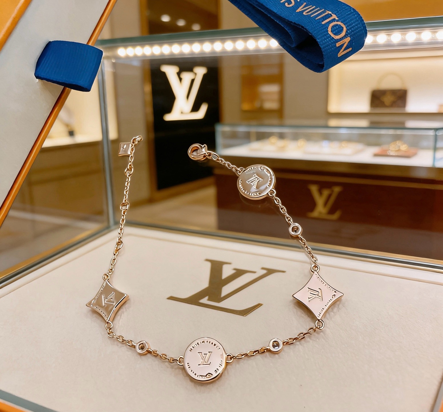 路易威登LV手链V金材质系列 品相完美，细节无敌，那种独特的色泽完全无可挑剔，再缀以经典指环外形设计，简