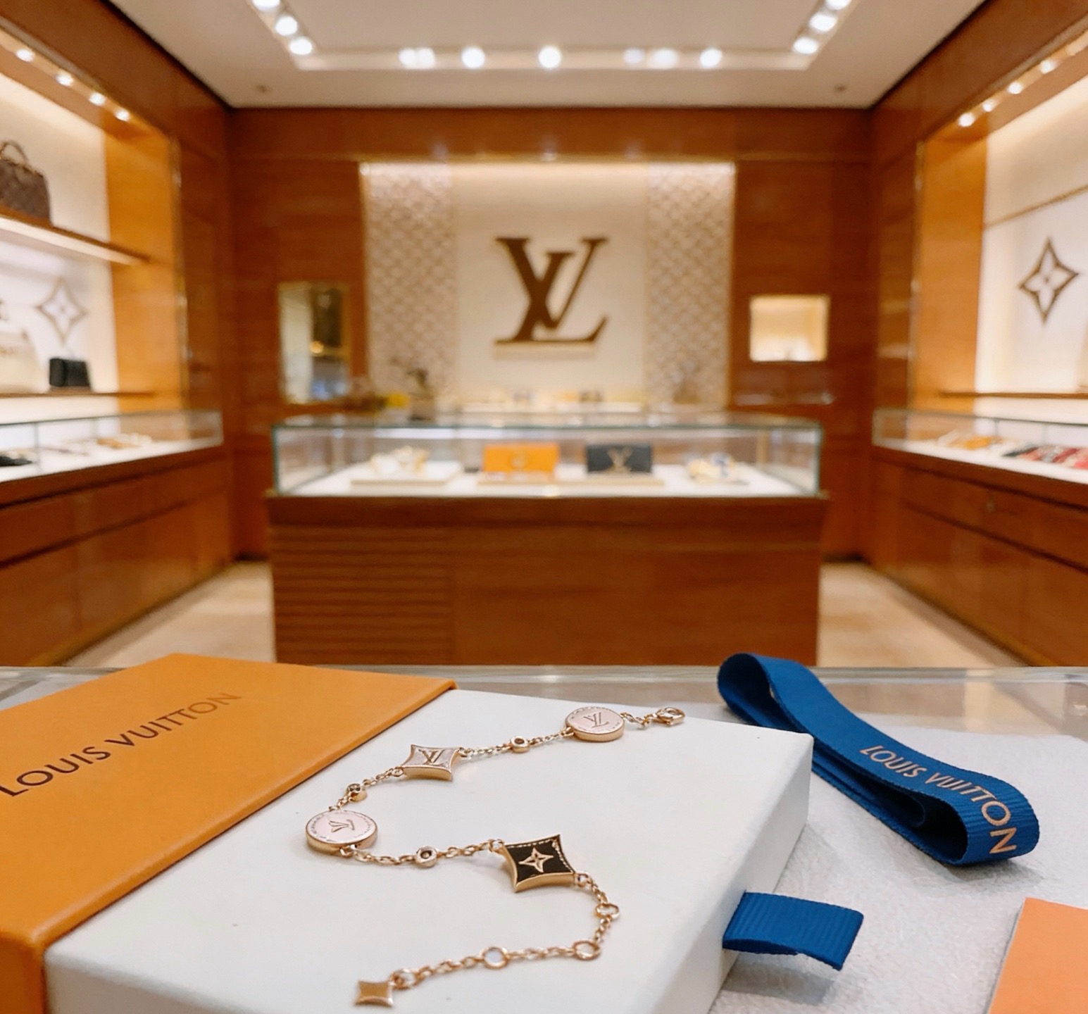 路易威登LV手链V金材质系列 品相完美，细节无敌，那种独特的色泽完全无可挑剔，再缀以经典指环外形设计，简