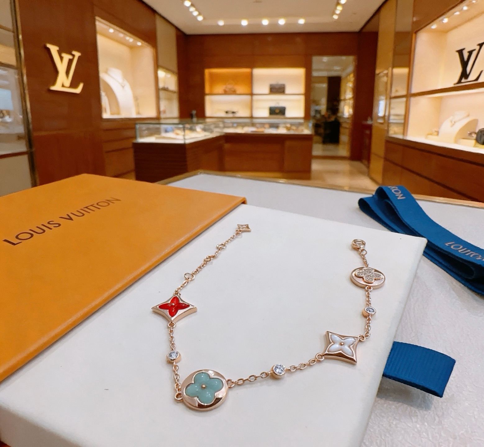 路易威登LV手链V金材质系列 品相完美，细节无敌，那种独特的色泽完全无可挑剔，再缀以经典指环外形设计，简