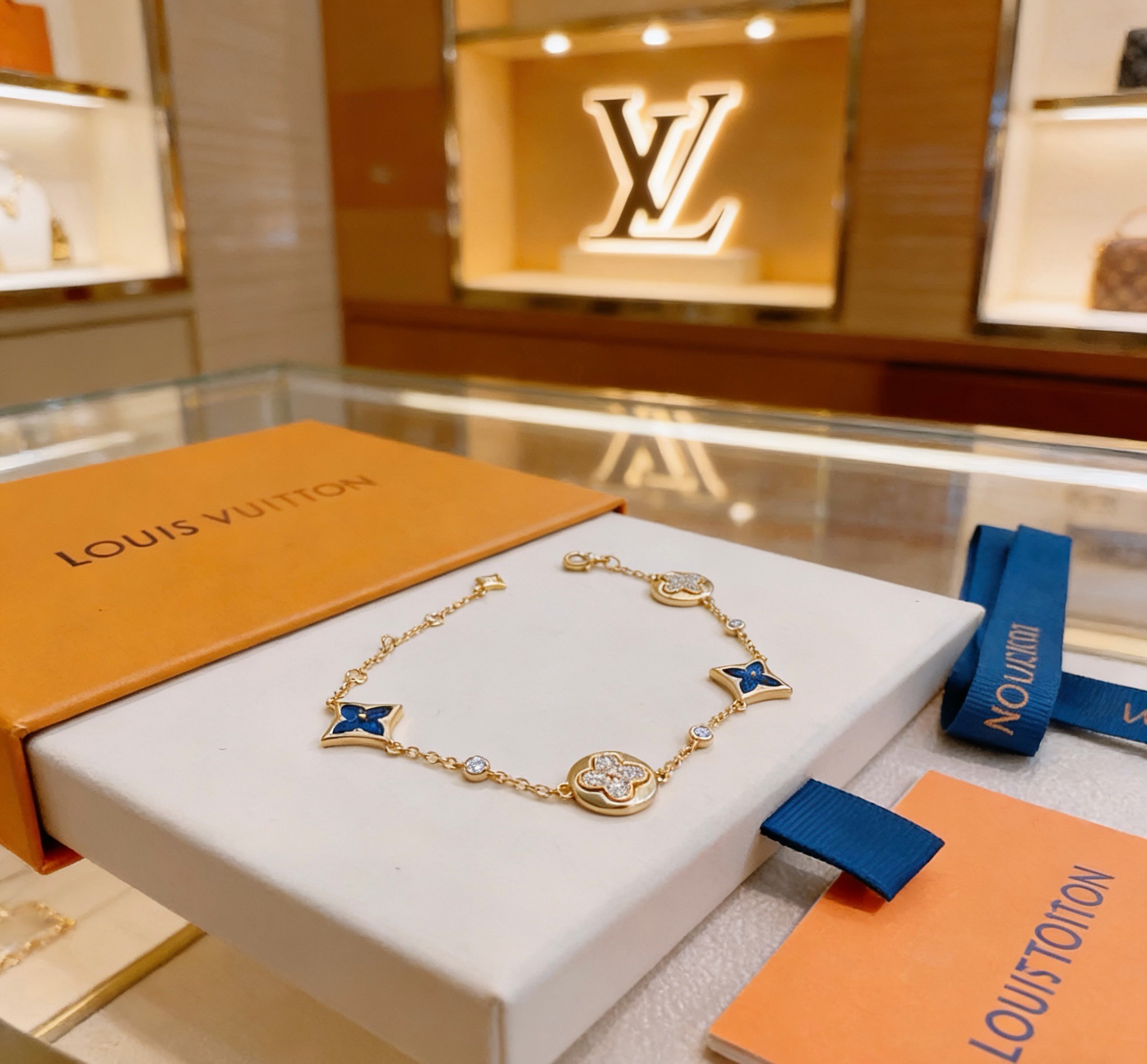 路易威登LV手链V金材质系列 品相完美，细节无敌，那种独特的色泽完全无可挑剔，再缀以经典指环外形设计，简
