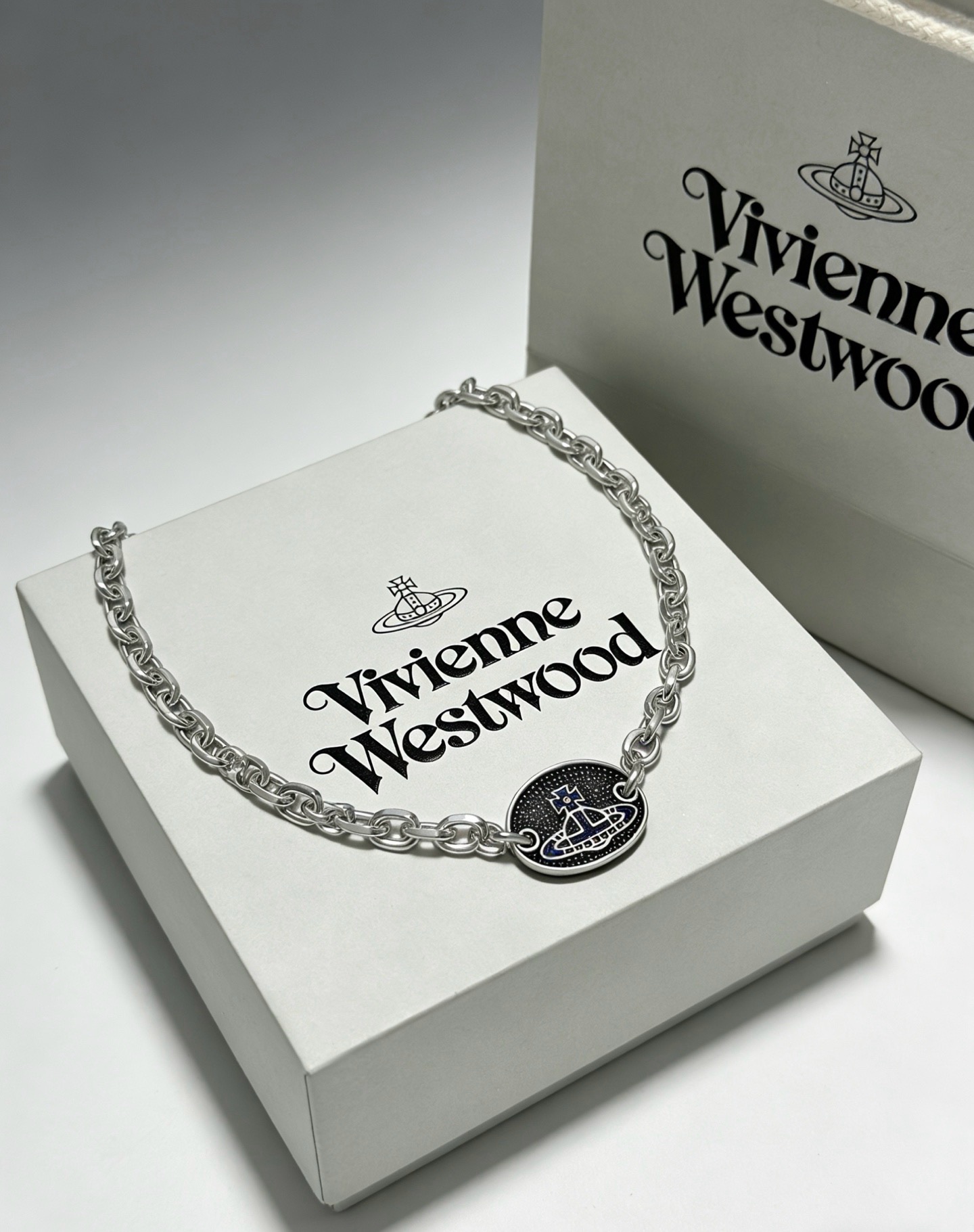NO:859543,High-quality classic large Saturn necklace for men and women. Vivienne Westwood Queen Mother Saturn necklace!  British fashion designer, the mother of punk fashion!  Fashionable style, strong quality, super beautiful design!  Simple and elegant, with exquisite embroidered logo, you don’t have to worry about it not looking good, because it has classic elements and a modern new design!  The perfect choice for gift giving, it fully demonstrates your personality. The quality of the jewelry is very high. It gives people the aura of a big-name brand and is also very exquisite. It elevates a person's level by several levels. It is definitely worth buying. It is a fine jewelry and necklace.19860909高品质经典大土星项链男女同款 项链vivienne westwood西太后土星项链！英国时装设计师,时装的朋克之母！时尚潮流风格,品质强大,超美的设计！简约大气刺绣Logo精致这个款不用担心不好看,因为经典的元素洋气的新设计！赠礼的完美之选,充分展现个性风范.品质非常整个首饰给人大牌气场的同时又非常精致,让整个人的层次提升好几个level绝对值得入手,饰品精品,necklace,Jewelry