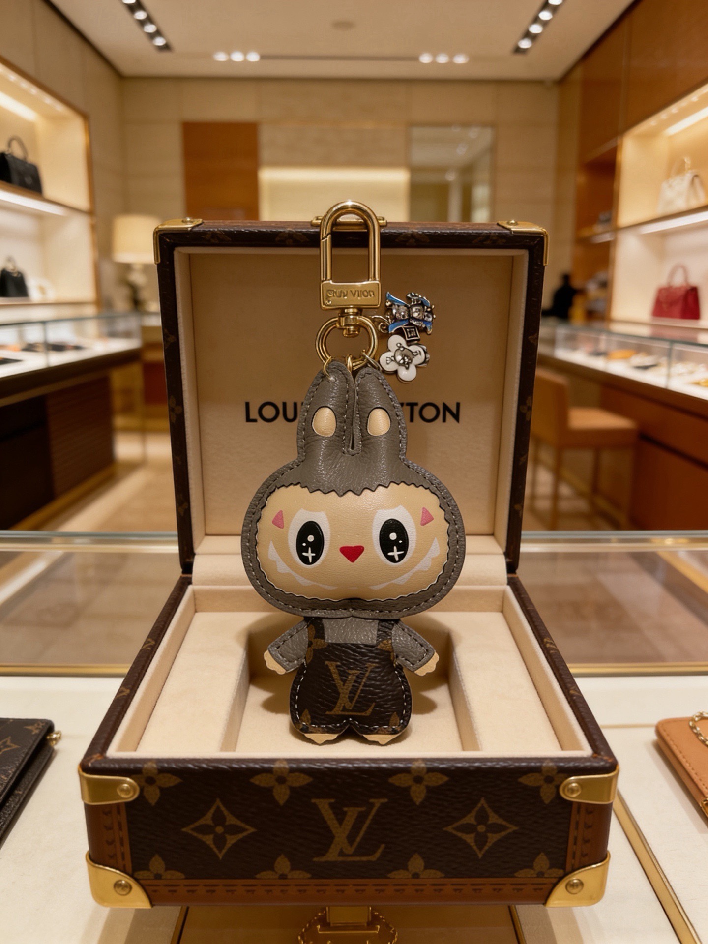 新品发布LV钥匙扣 lv包包扣 最新款包包挂饰档次更高明星同款Anger Forest系列经典款联名设计
