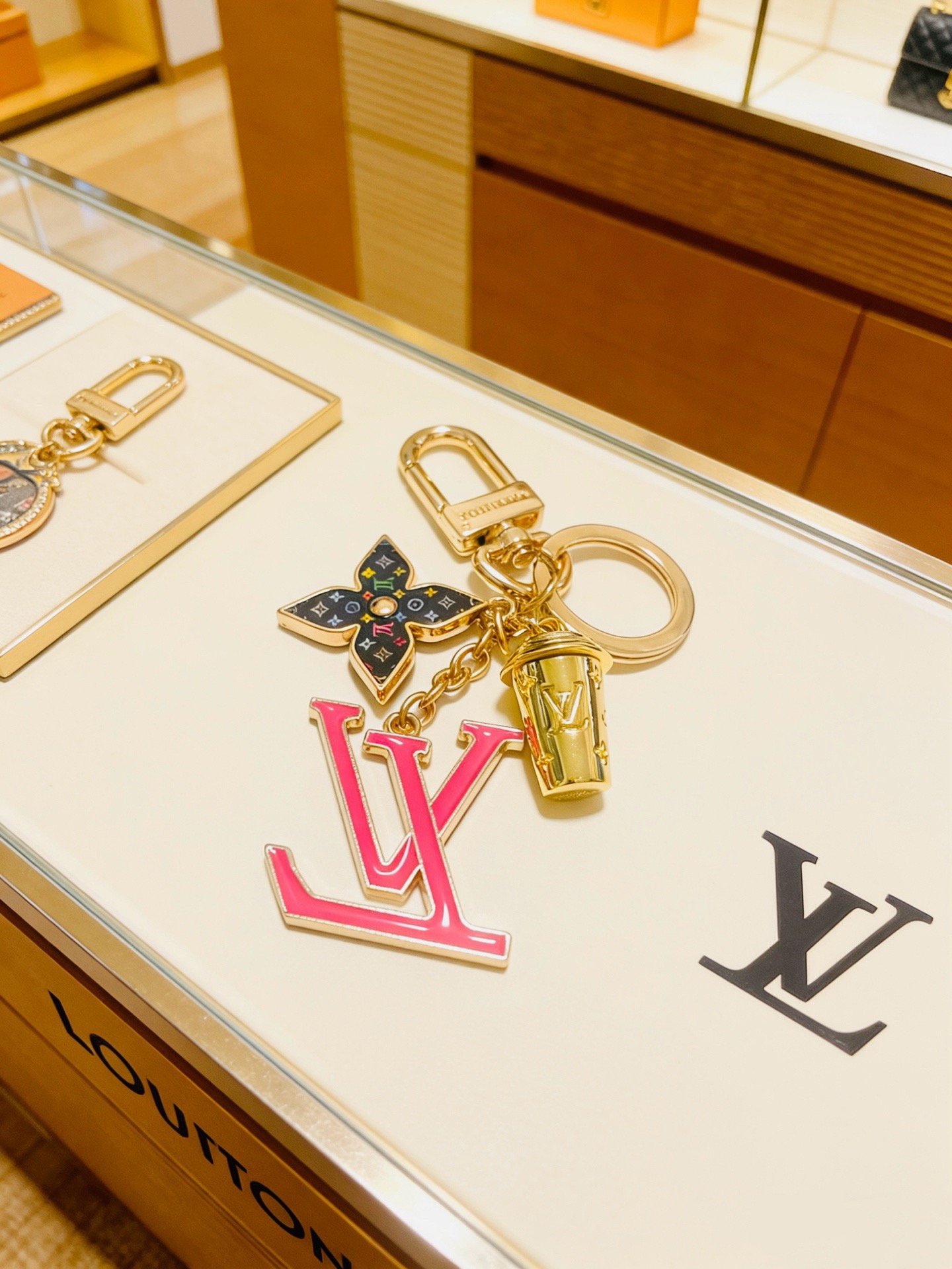 新品发布LV钥匙扣 lv包包扣 最新款包包挂饰档次更高明星同款Anger Forest系列经典款联名设计