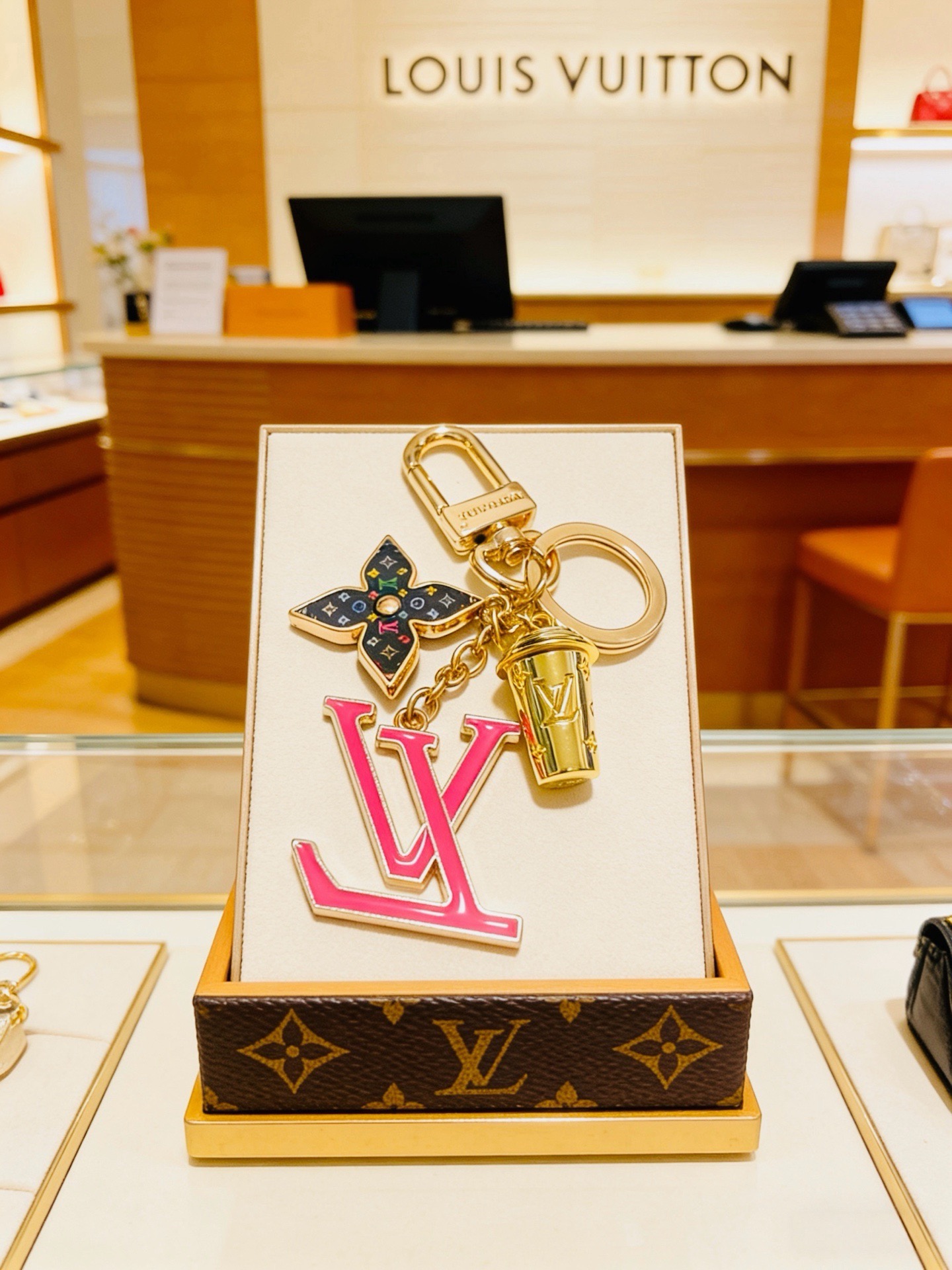 新品发布LV钥匙扣 lv包包扣 最新款包包挂饰档次更高明星同款Anger Forest系列经典款联名设计