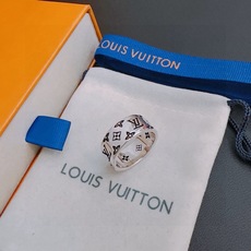高品质路易威登LV戒指🇷🇼原单货🇷🇼专柜新款开模复古潮流时尚必备 男女均可佩戴 情侣款同款 摇滚朋克泰银 高品质路易威登LV戒指🇷🇼原单货🇷🇼专柜新款开模复古潮流时尚必备 男女均可佩戴 情侣款同款 摇滚朋克泰银