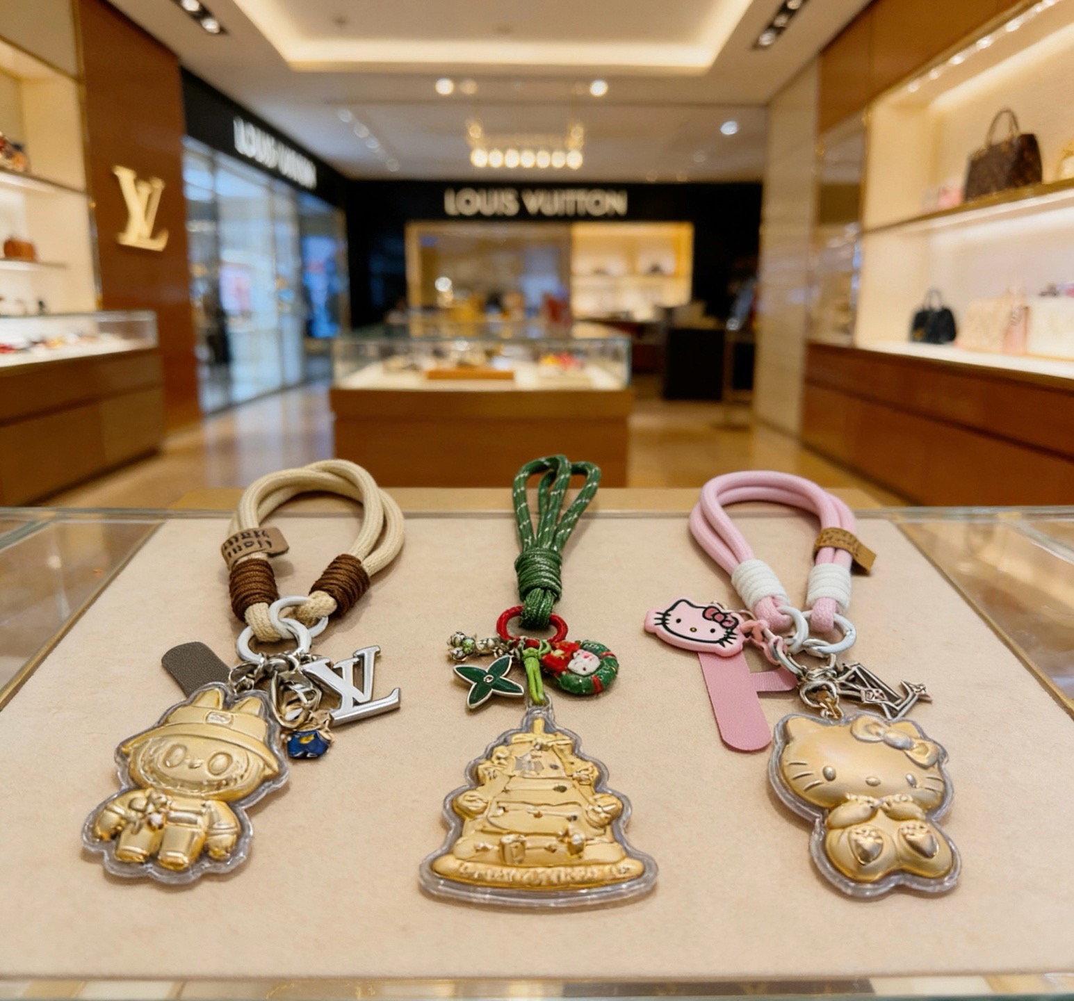 新品硬金发布LV钥匙扣 lv包包扣 最新款包包挂饰档次更高明星同款Anger Forest系列经典款联名
