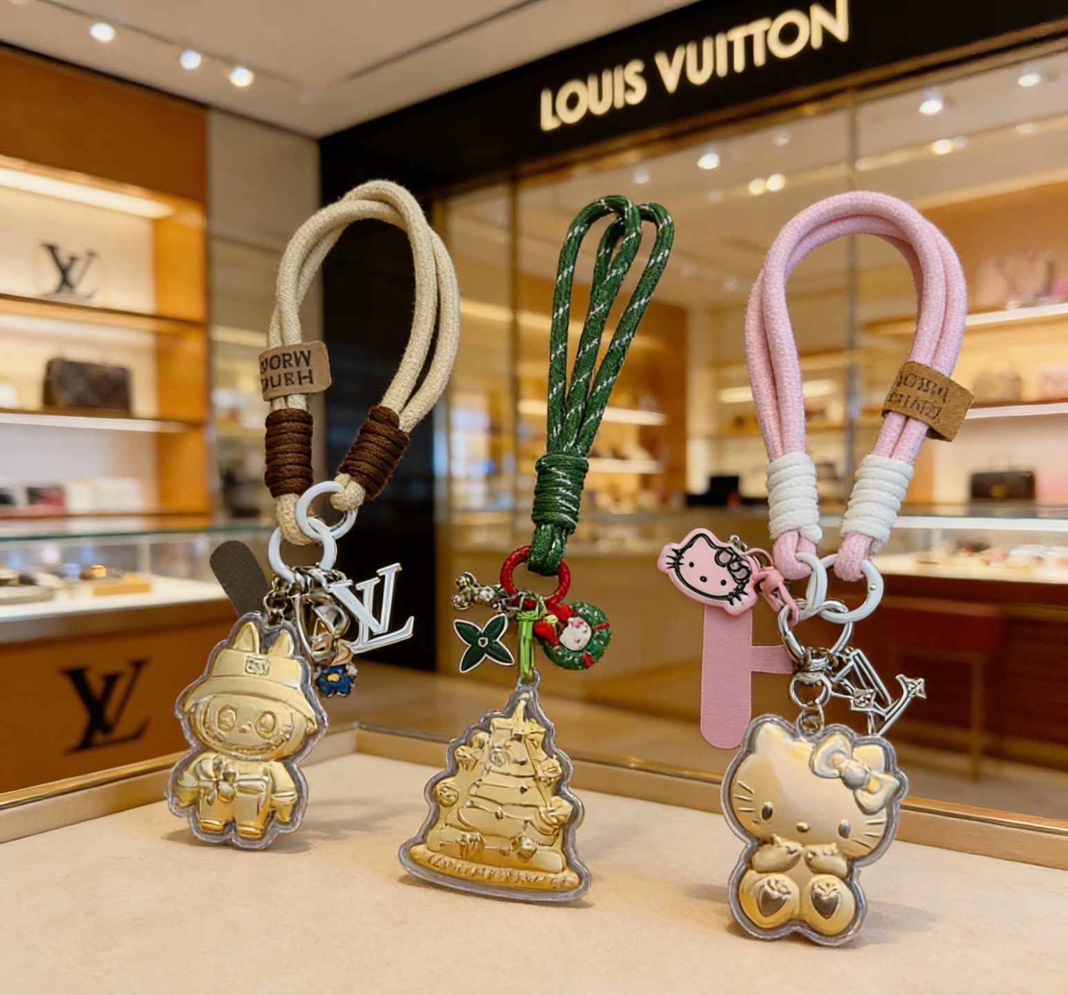 新品硬金发布LV钥匙扣 lv包包扣 最新款包包挂饰档次更高明星同款Anger Forest系列经典款联名