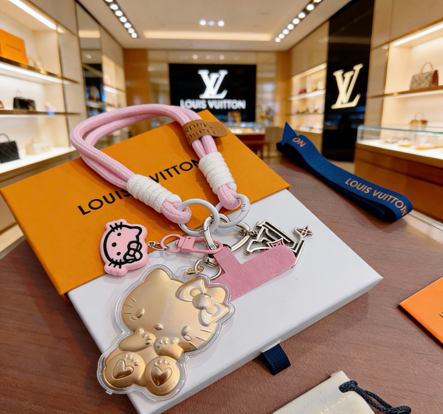新品硬金发布LV钥匙扣 lv包包扣 最新款包包挂饰档次更高明星同款Anger Forest系列经典款联名