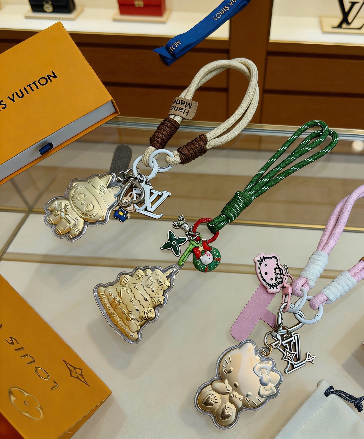 新品硬金发布LV钥匙扣 lv包包扣 最新款包包挂饰档次更高明星同款Anger Forest系列经典款联名