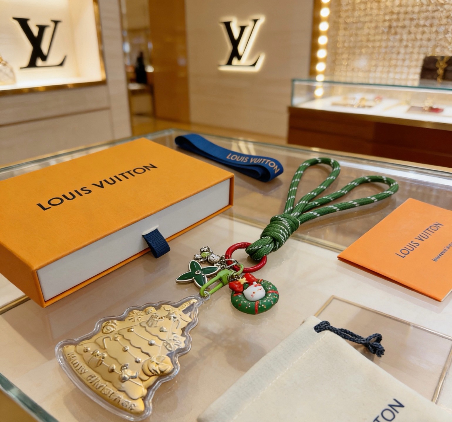 新品硬金发布LV钥匙扣 lv包包扣 最新款包包挂饰档次更高明星同款Anger Forest系列经典款联名