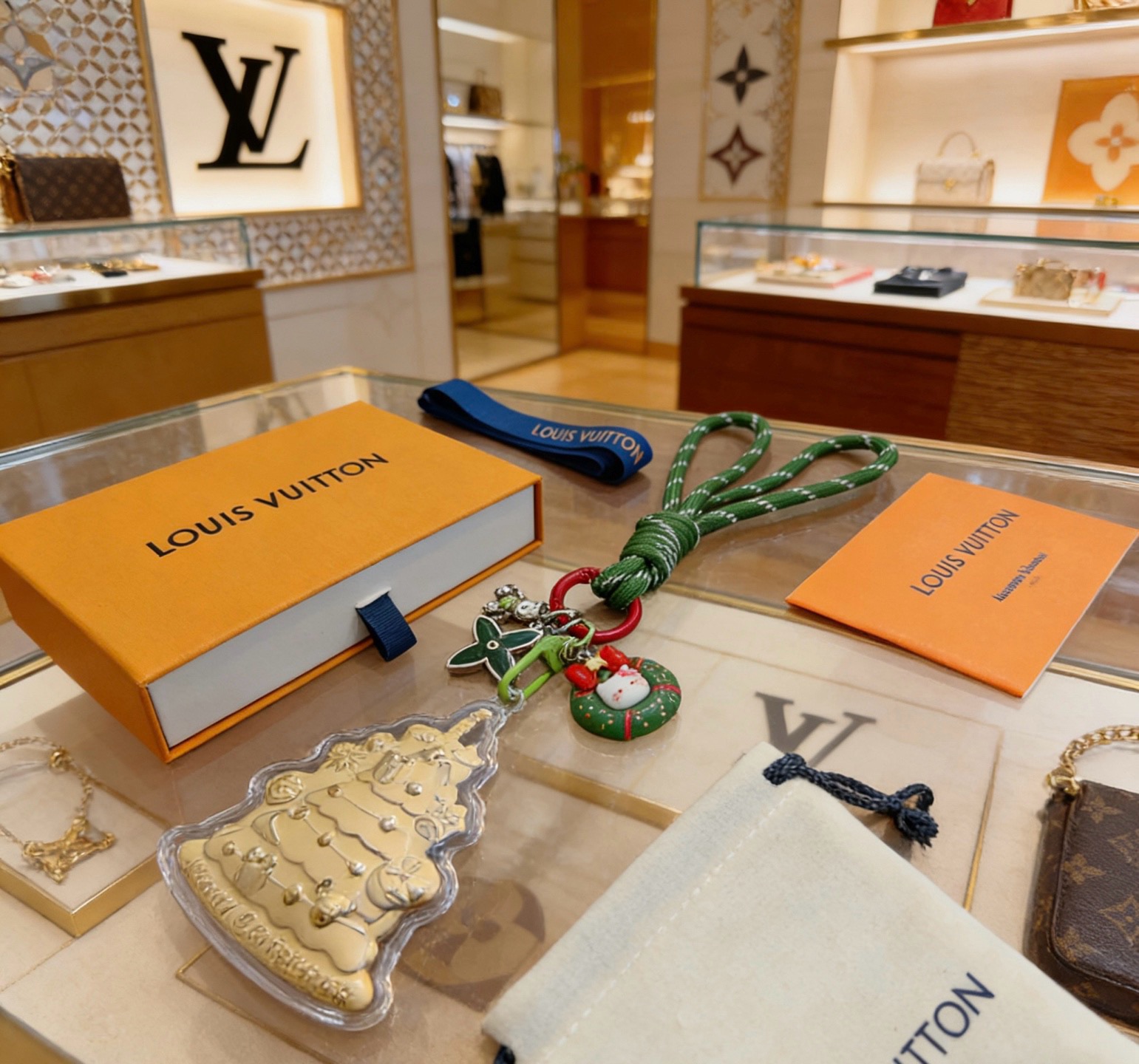 新品硬金发布LV钥匙扣 lv包包扣 最新款包包挂饰档次更高明星同款Anger Forest系列经典款联名