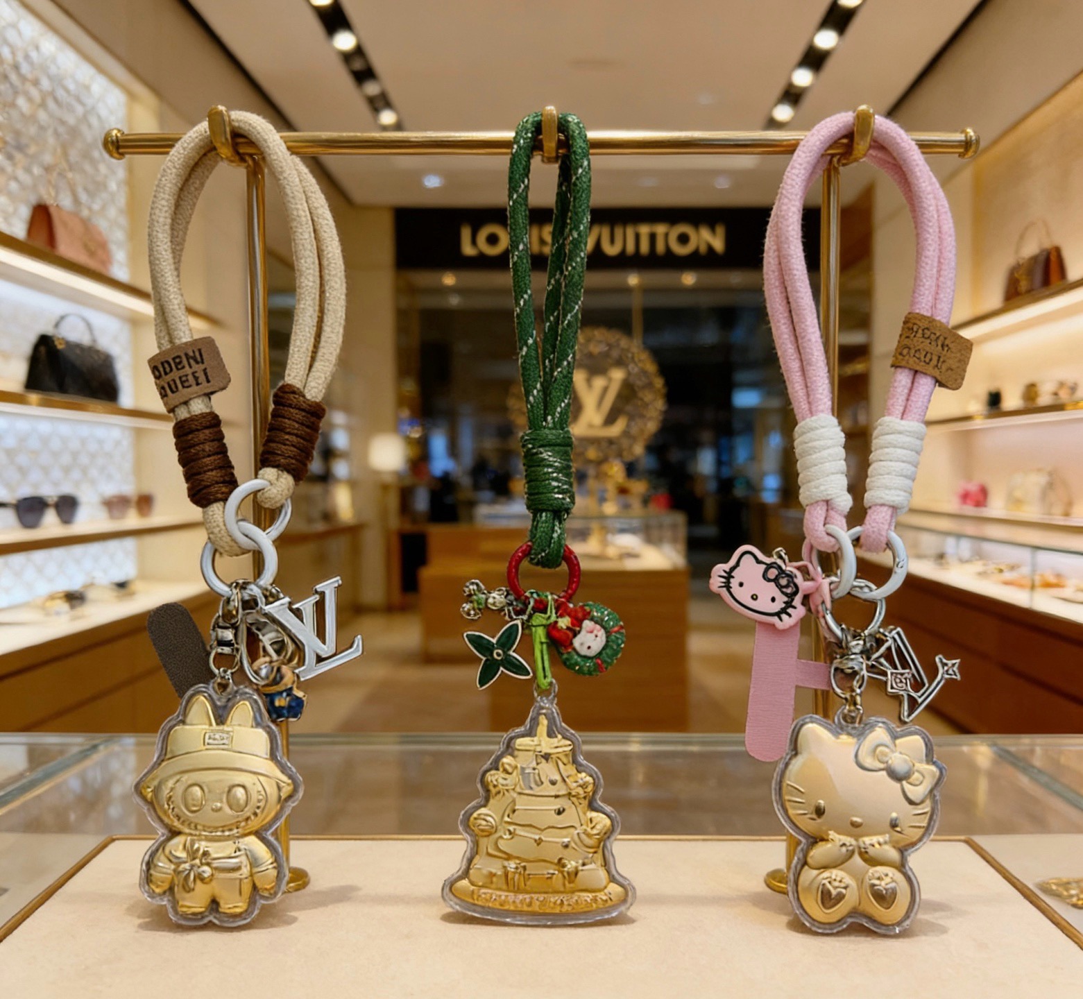 新品硬金发布LV钥匙扣 lv包包扣 最新款包包挂饰档次更高明星同款Anger Forest系列经典款联名