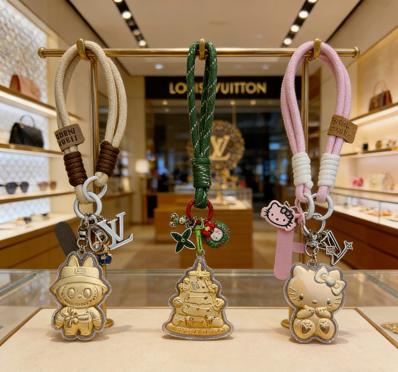 新品硬金发布LV钥匙扣 lv包包扣 最新款包包挂饰档次更高明星同款Anger Forest系列经典款联名