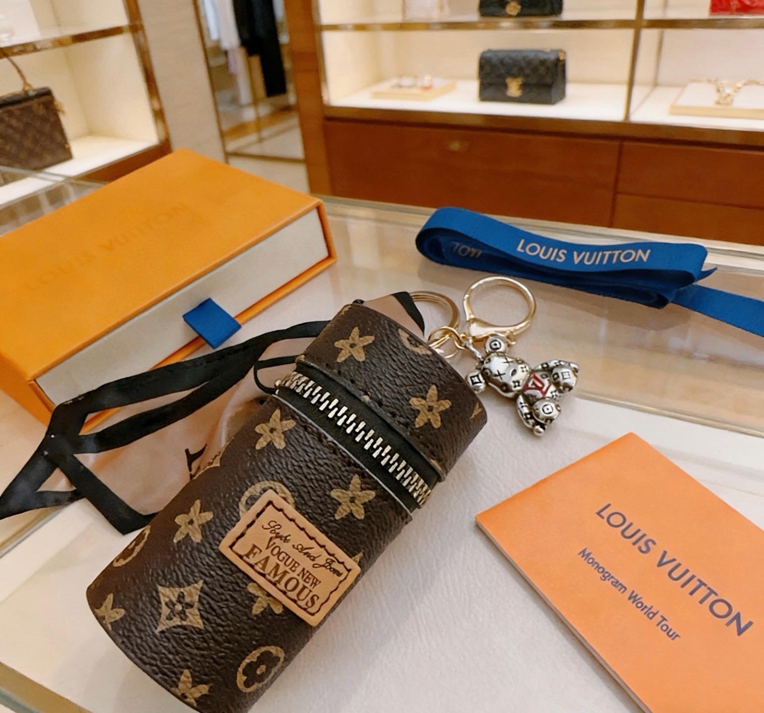 新品发布LV钥匙扣 lv包包扣 最新款包包挂饰档次更高明星同款Anger Forest系列经典款联名设计
