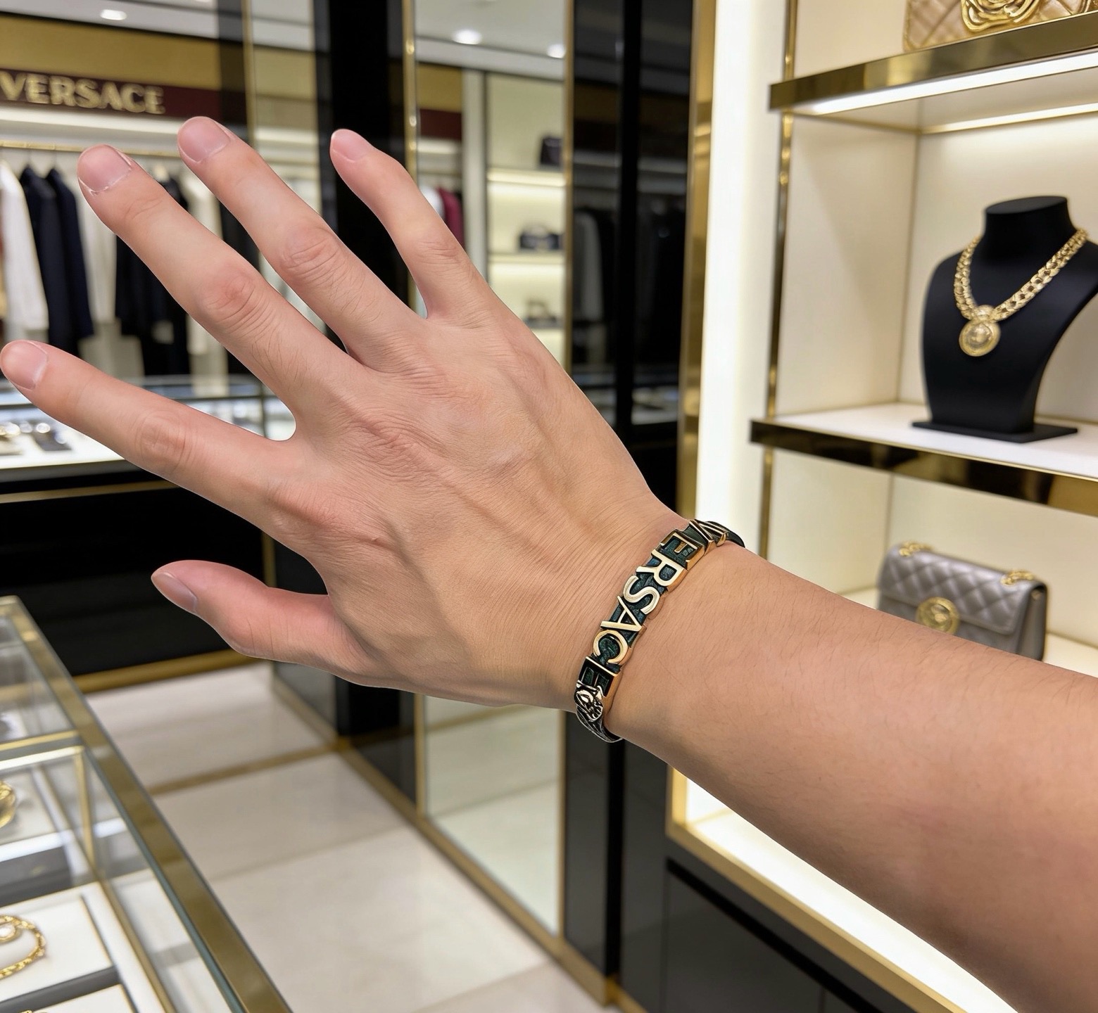 Versace 范思哲 杜美莎标志牛皮手绳手链 帅气酷炫 同时透露着一丝不羁的自由气息 展现别样趣味魅力