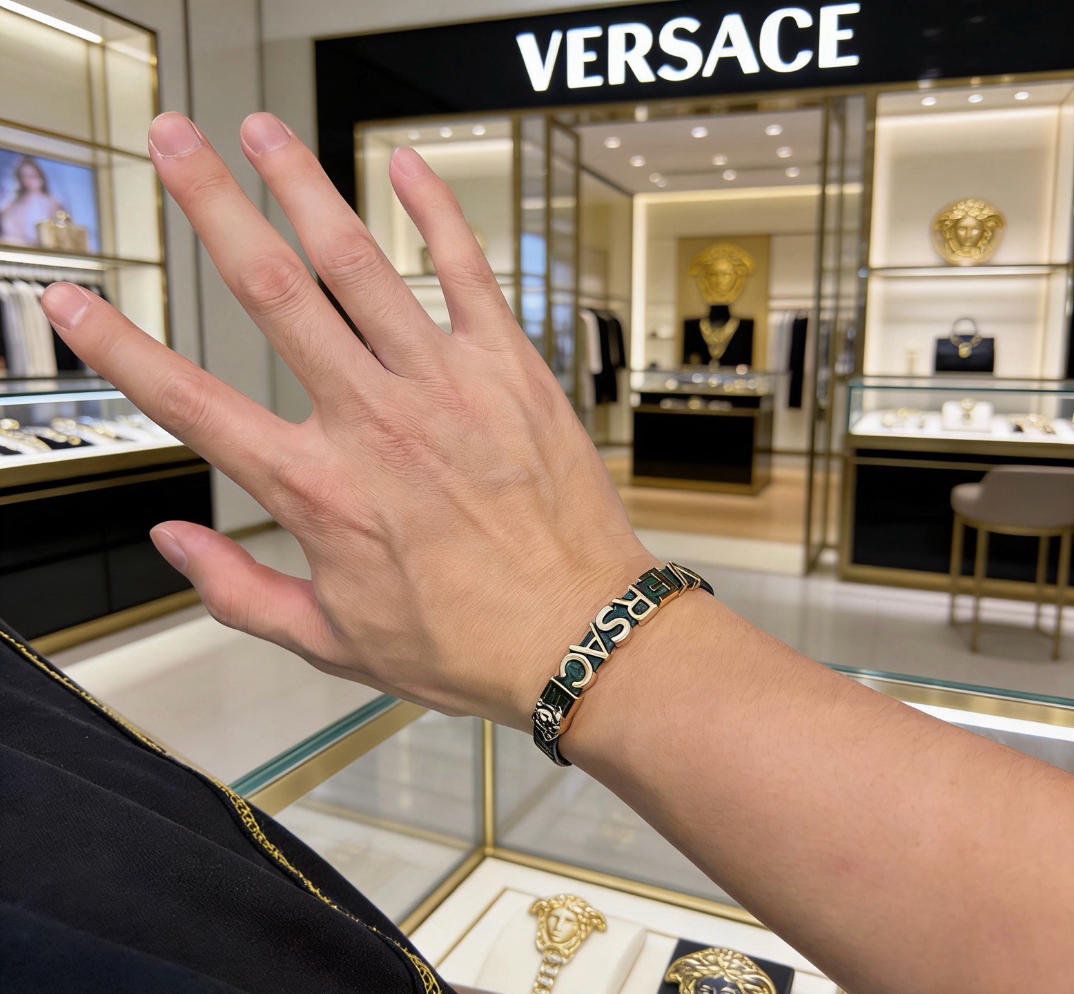 Versace 范思哲 杜美莎标志牛皮手绳手链 帅气酷炫 同时透露着一丝不羁的自由气息 展现别样趣味魅力