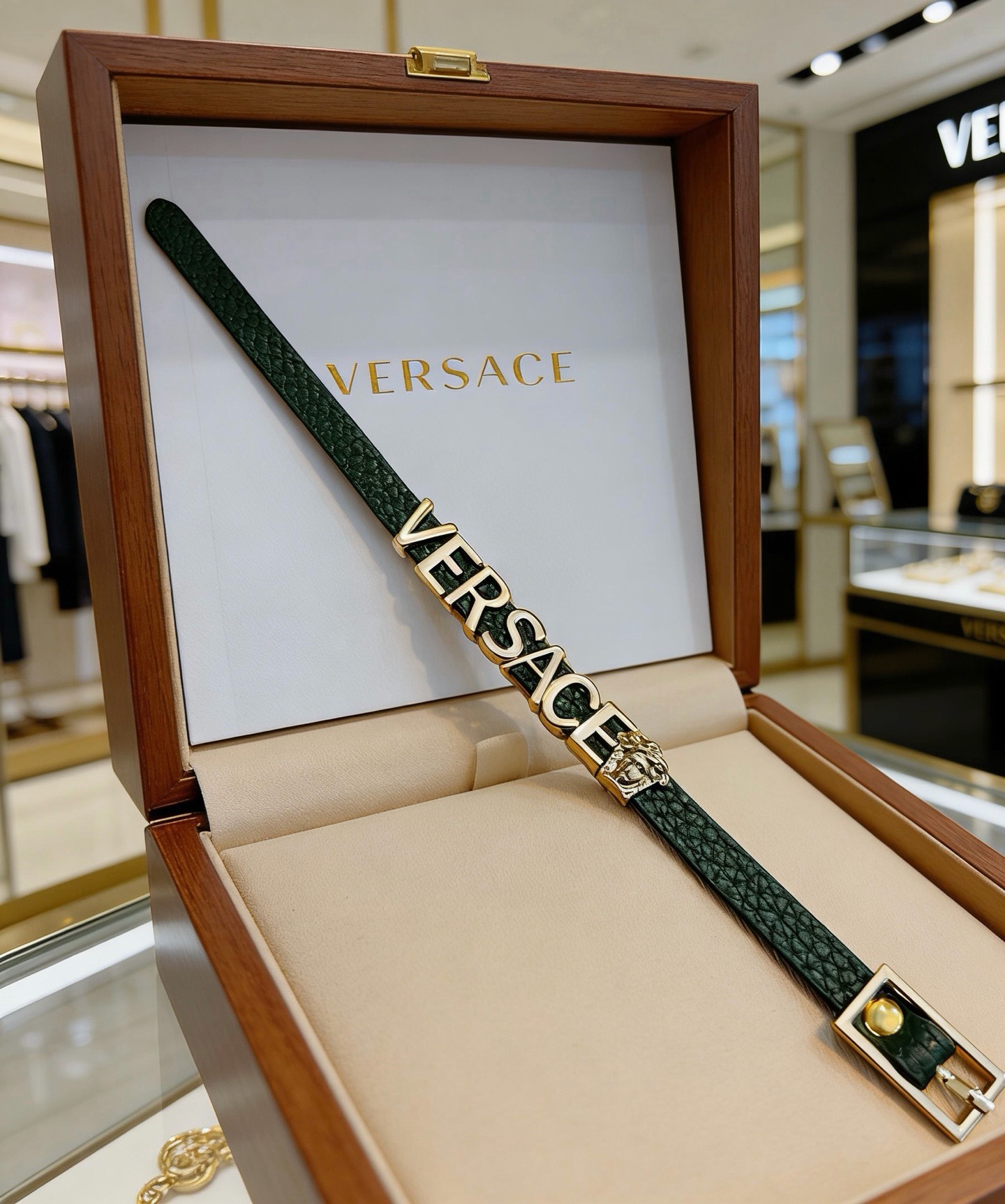 Versace 范思哲 杜美莎标志牛皮手绳手链 帅气酷炫 同时透露着一丝不羁的自由气息 展现别样趣味魅力