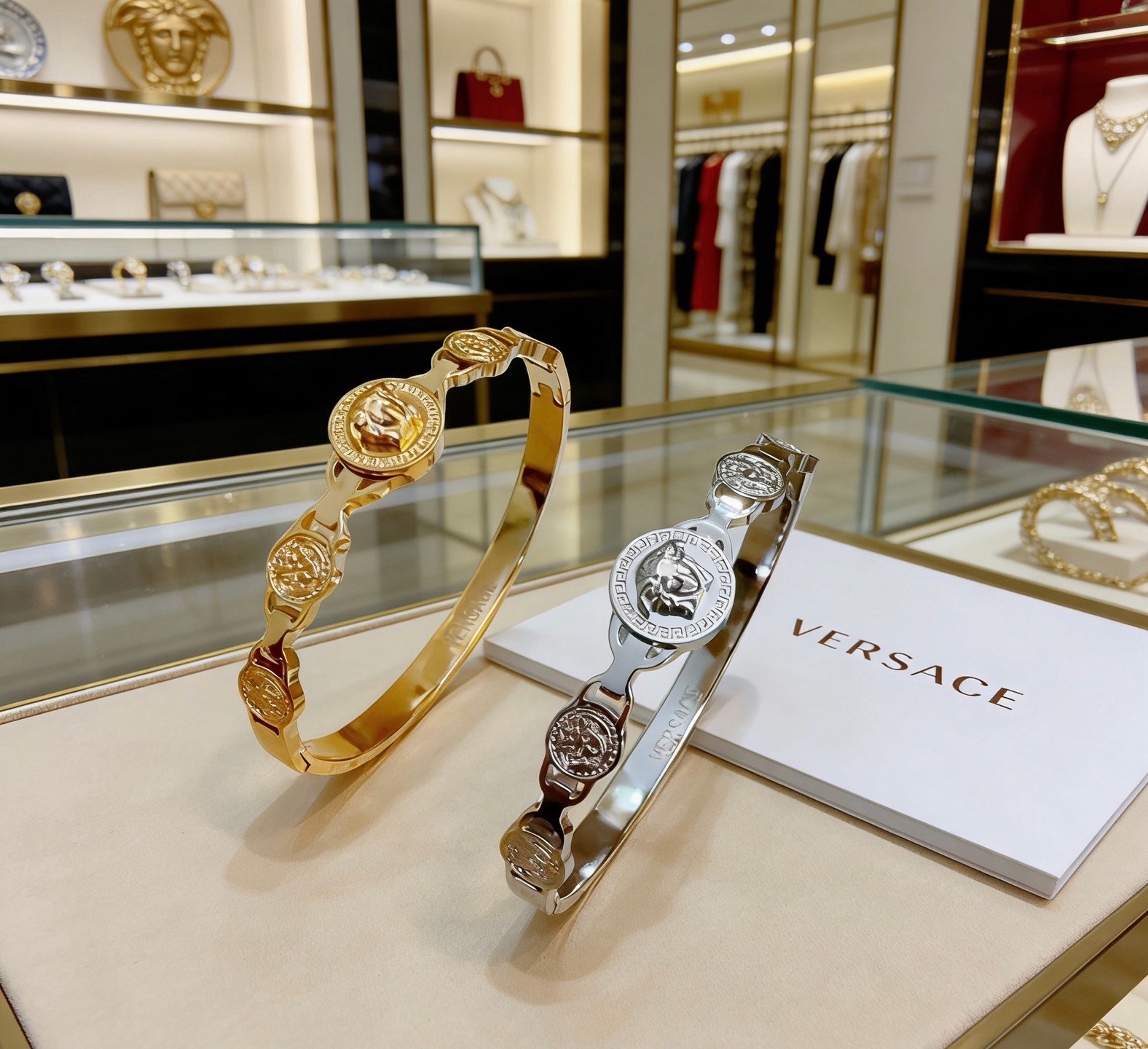 Versace 范思哲 杜美莎标志手环 帅气酷炫 同时透露着一丝不羁的自由气息 展现别样趣味魅力 做工精