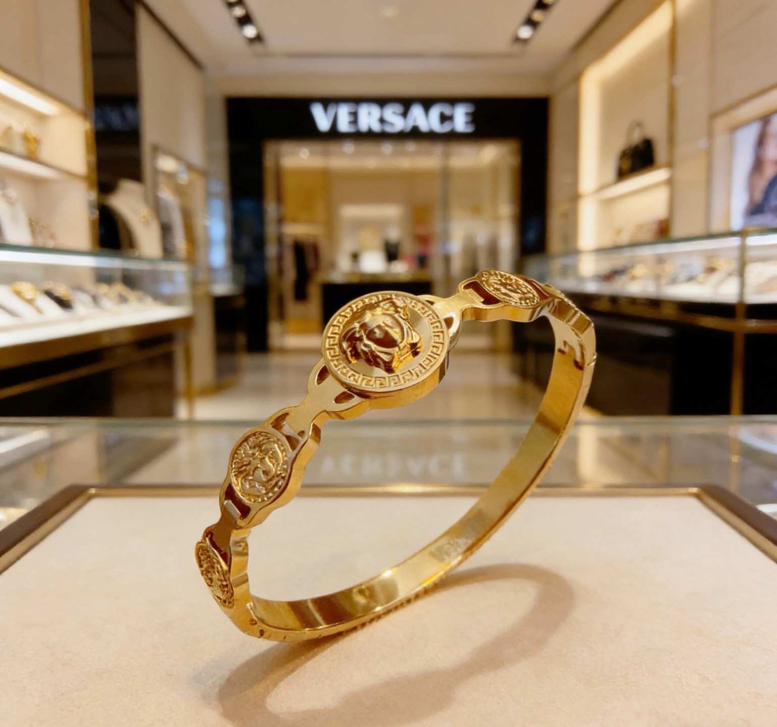Versace 范思哲 杜美莎标志手环 帅气酷炫 同时透露着一丝不羁的自由气息 展现别样趣味魅力 做工精