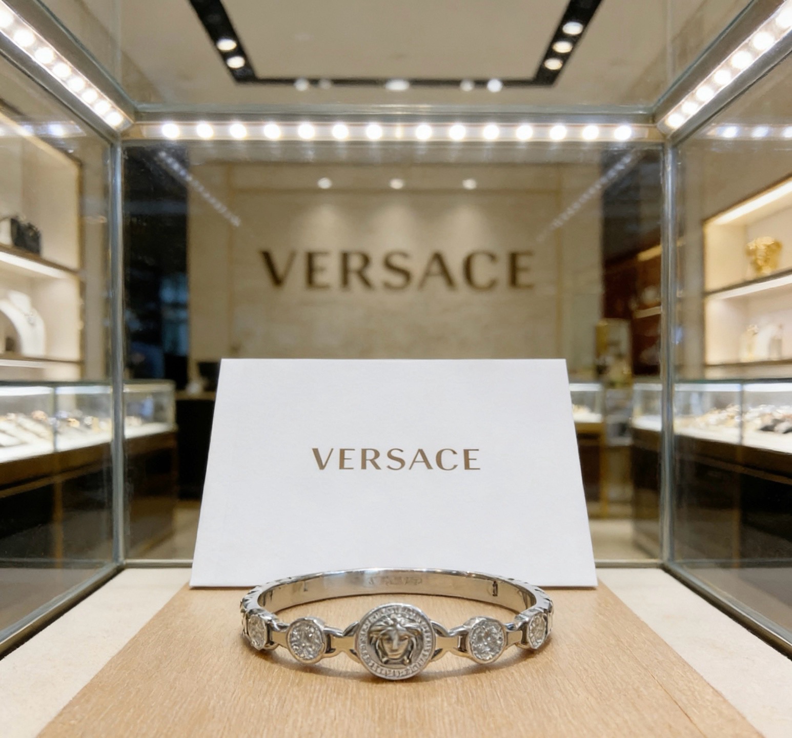 Versace 范思哲 杜美莎标志手环 帅气酷炫 同时透露着一丝不羁的自由气息 展现别样趣味魅力 做工精