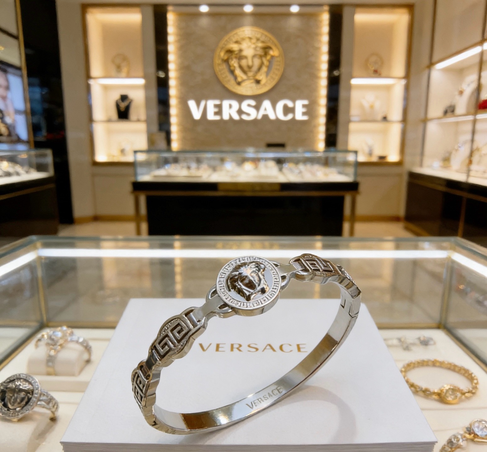 Versace 范思哲 杜美莎标志手环 帅气酷炫 同时透露着一丝不羁的自由气息 展现别样趣味魅力 做工精
