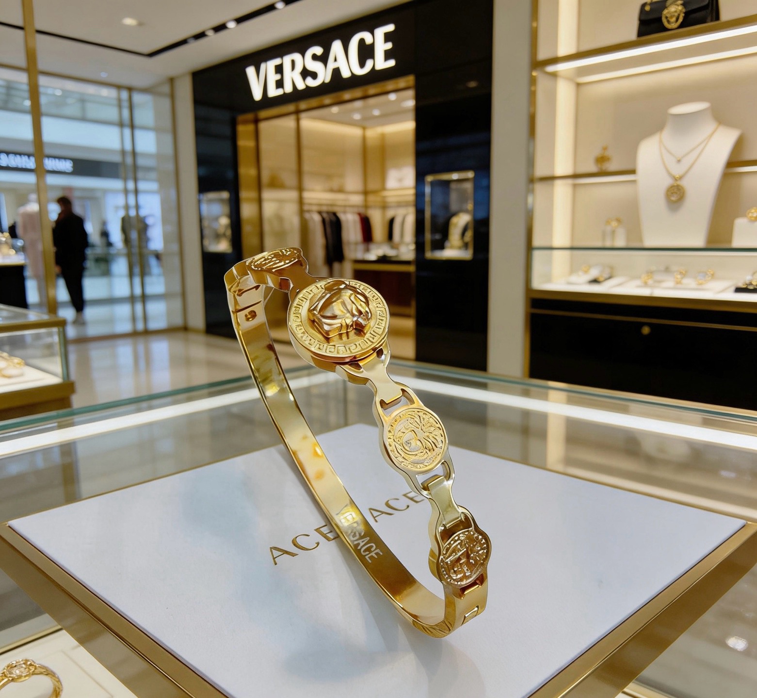 Versace 范思哲 杜美莎标志手环 帅气酷炫 同时透露着一丝不羁的自由气息 展现别样趣味魅力 做工精